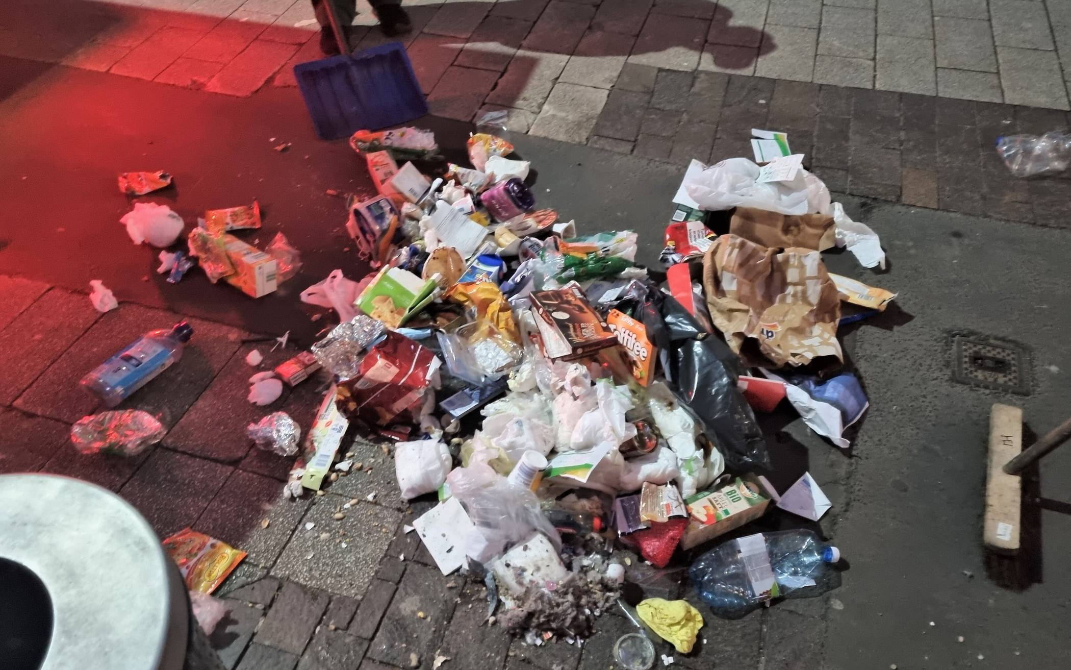  (Einweg-)Müll in der Barmer Innenstadt. 