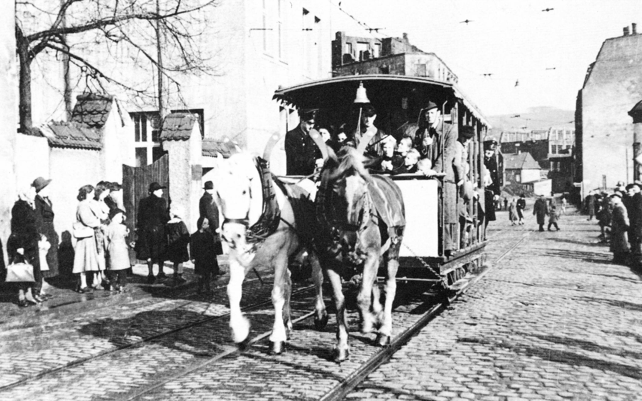 1954 rollten die letzten beiden Pferdebahnwagen bei einer Veranstaltung zur Freude der Wuppertaler durch die Stadt. Kurz danach kam die Verschrottung.