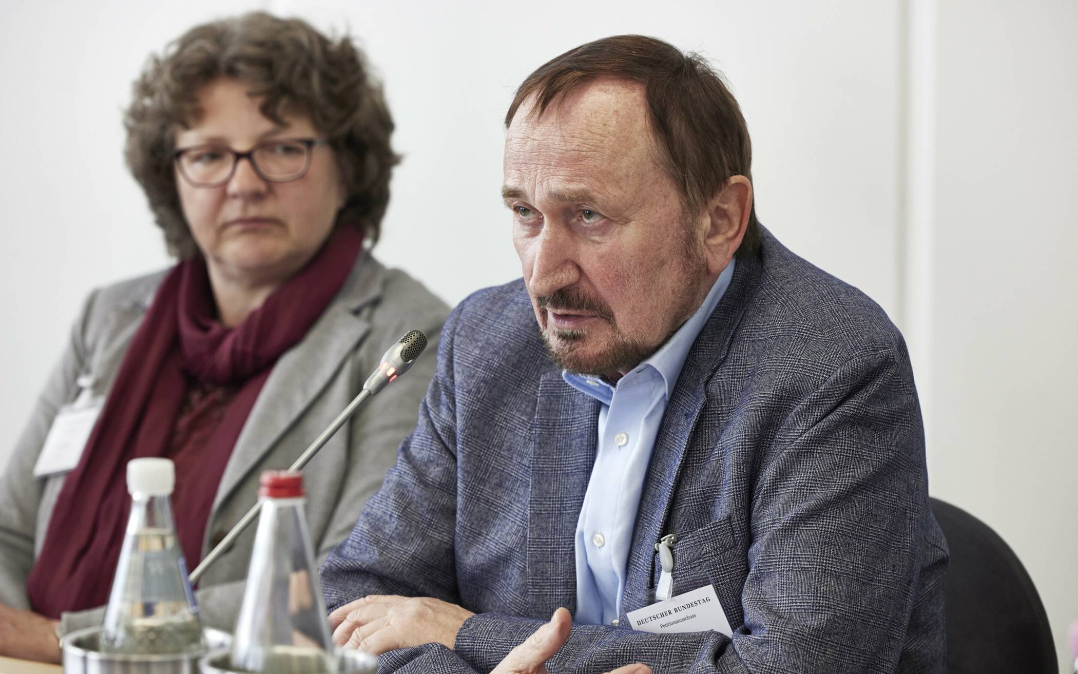  Manfred Todtenhausen im Mai 2023 im Petitionsausschuss mit Anja Liebert (Grüne). 