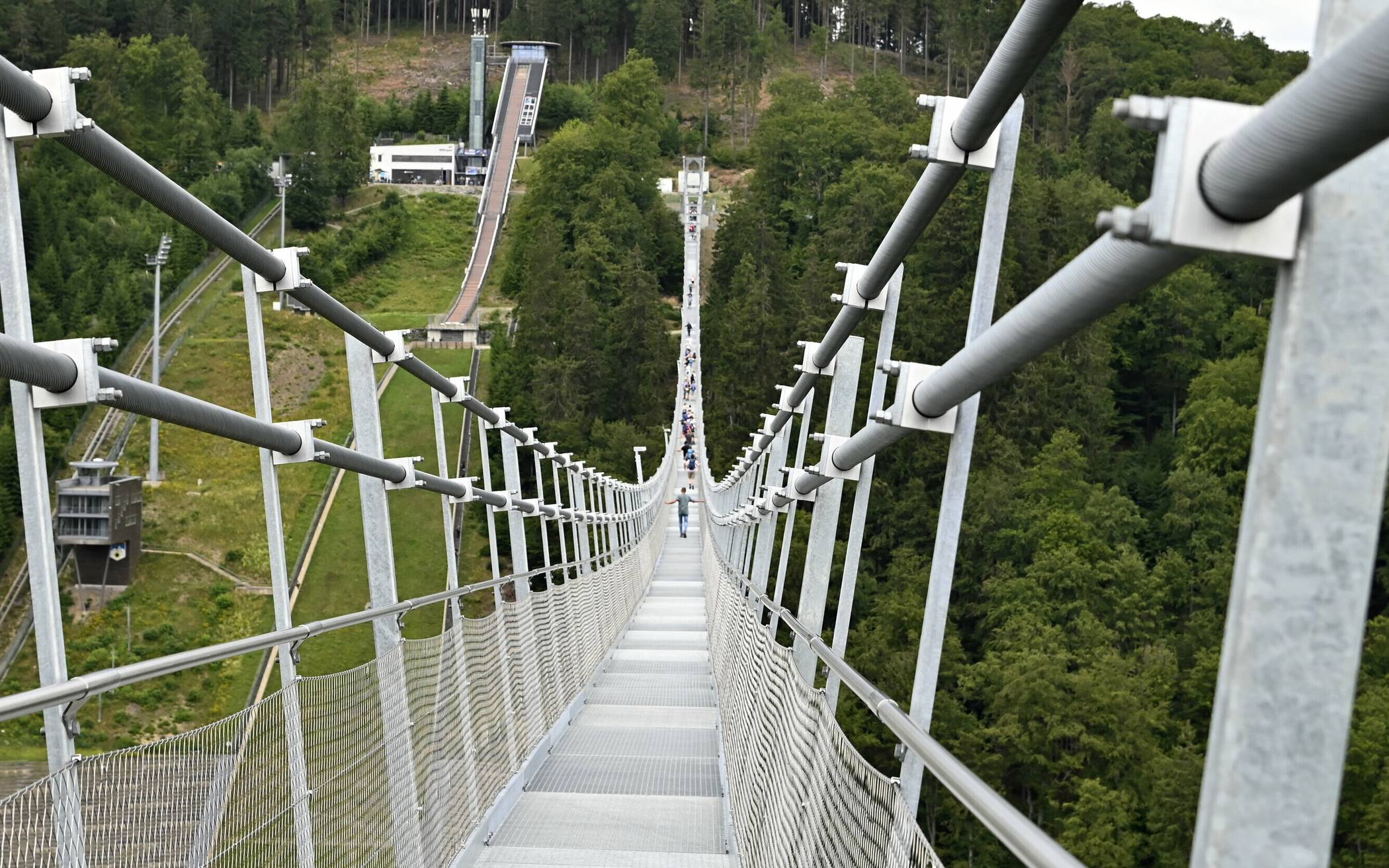  Der Skywalk in Willingen erstreckt sich über 655 Meter – die Hängebrücke über Wuppertal könnte fast 100 Meter länger werden. 