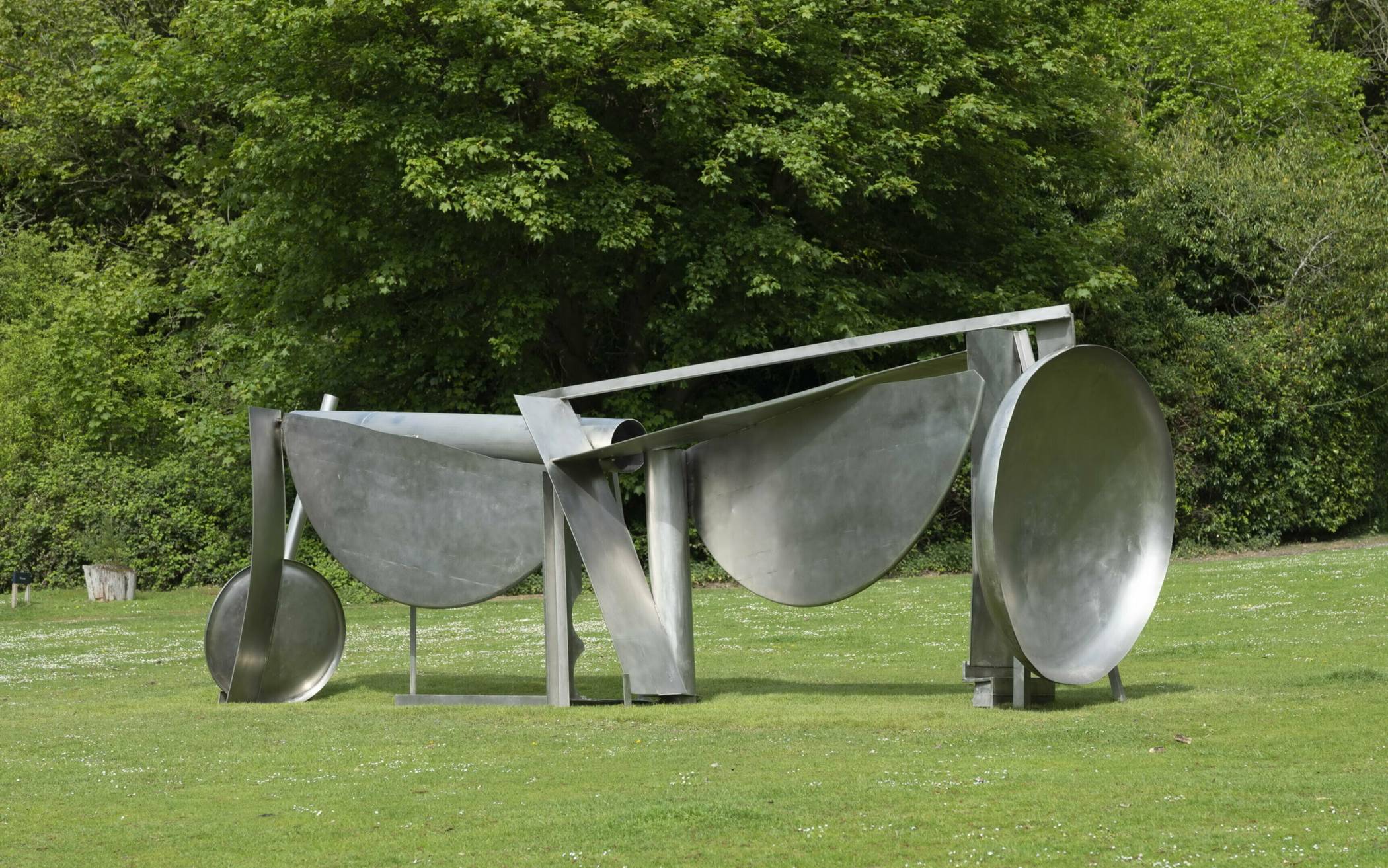  Die über acht Meter lange Edelstahl-Skulptur „Double Tent“ aus Edelstahl von Anthony Caro im Skulpturenpark Waldfrieden.  