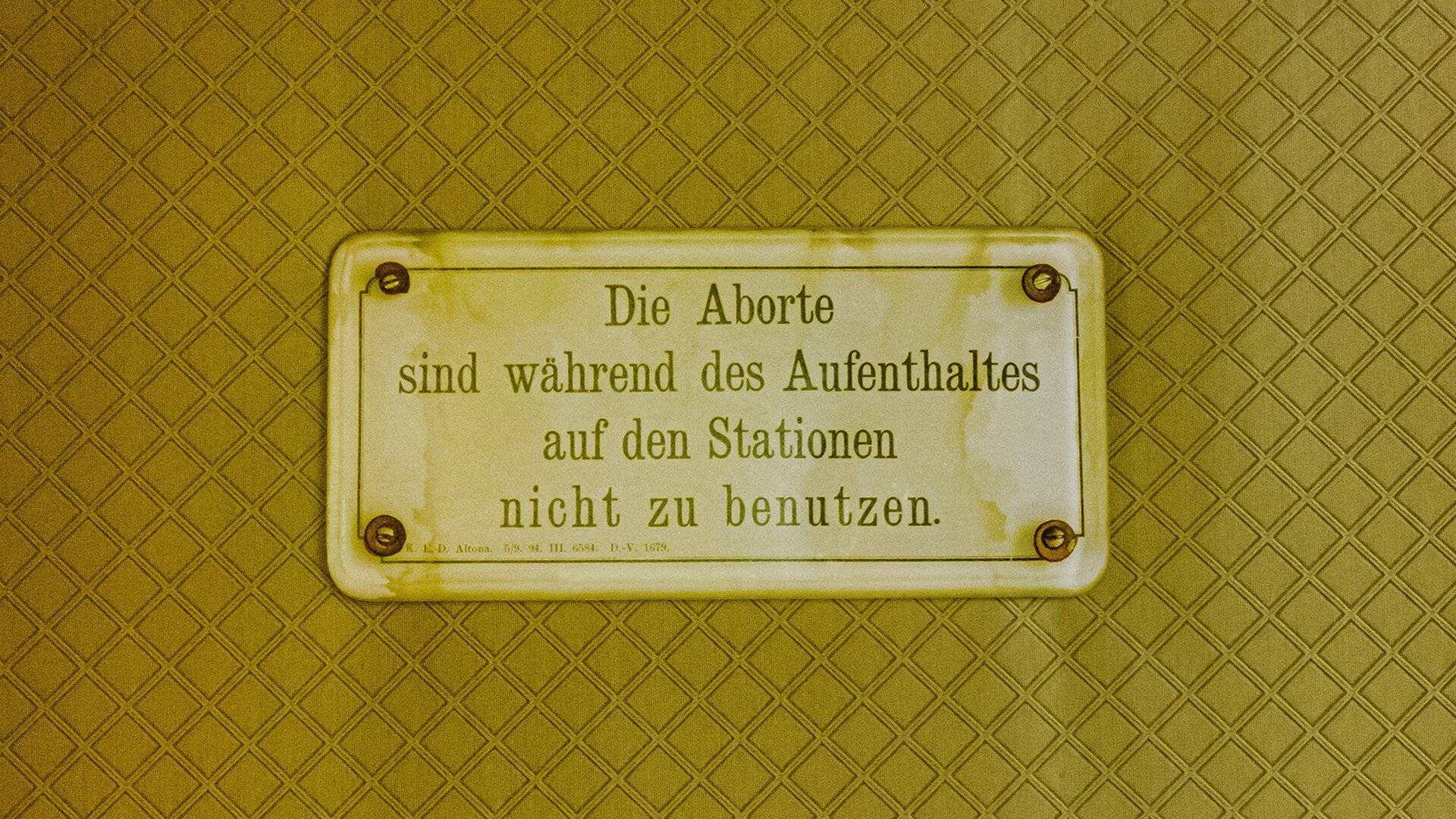 Benutzungsverbotsschild für Aborte um 1880.