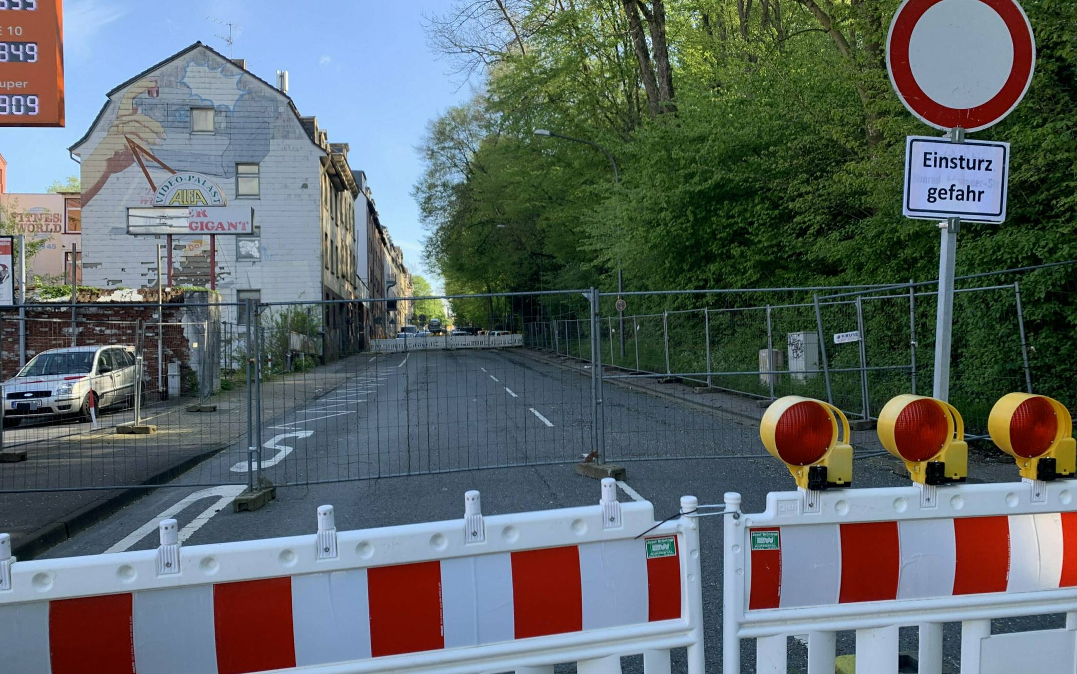  Die Schönebecker Straße ist weiterhin in einem Teilbereich komplett gesperrt. 