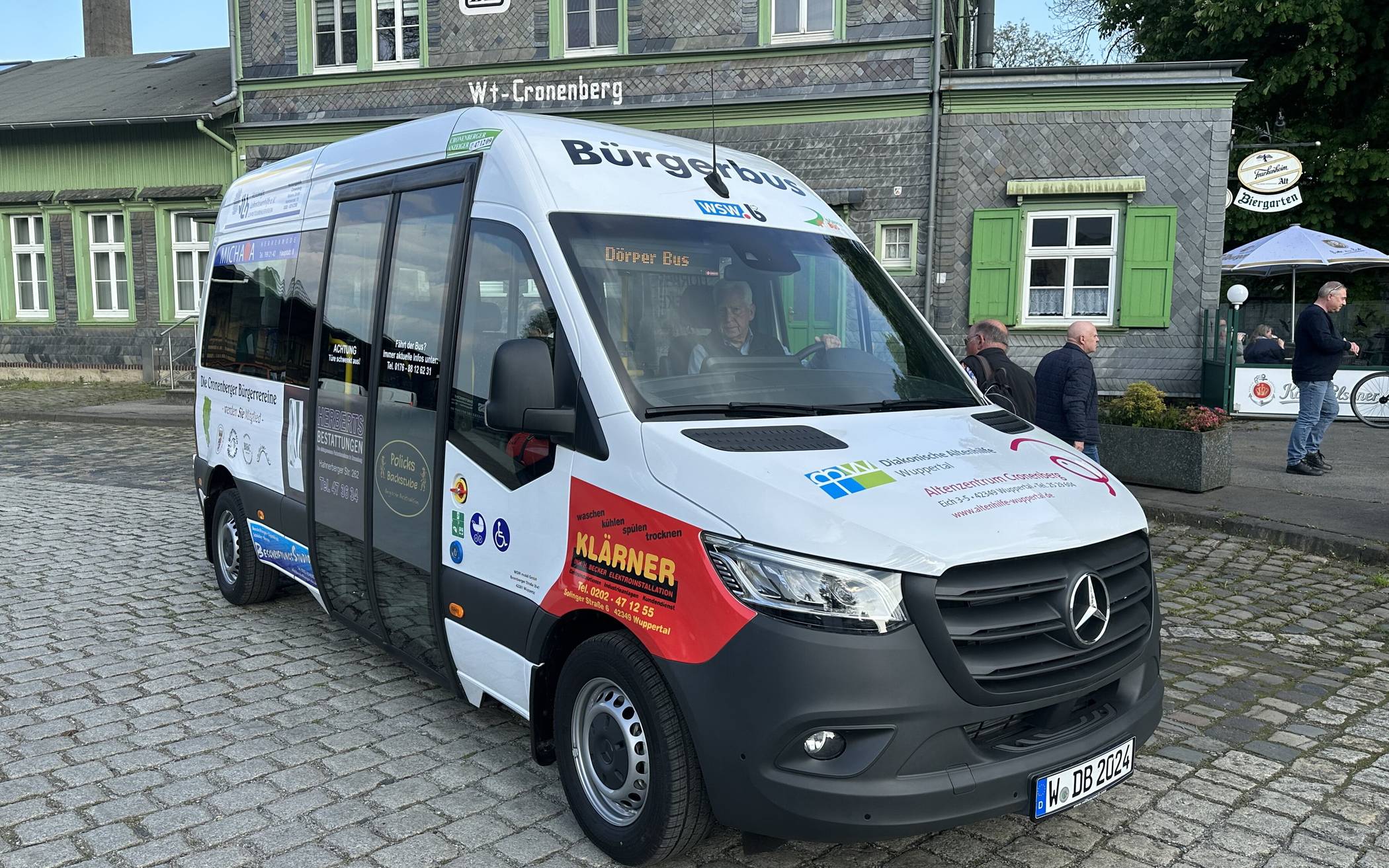  Der neue Mercedes-Bus ist der erste Bürgerbus in Wuppertal mit Niederflurtechnik.  