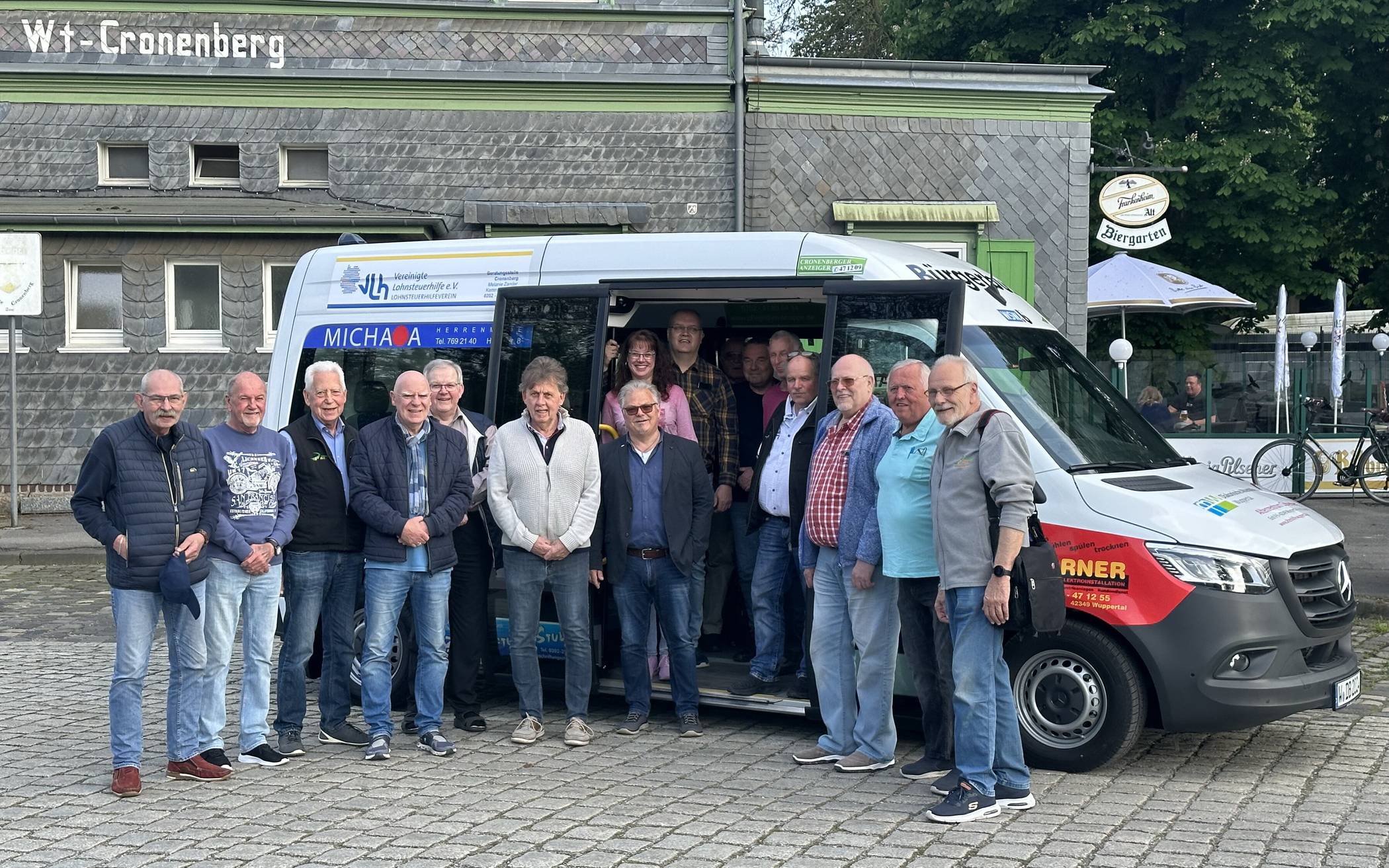  Vereinsvorstand und ehrenamtliche Fahrerinnen und Fahrer des Vereins „Dörper Bus“ mit ihrem neuen Fahrzeug  
