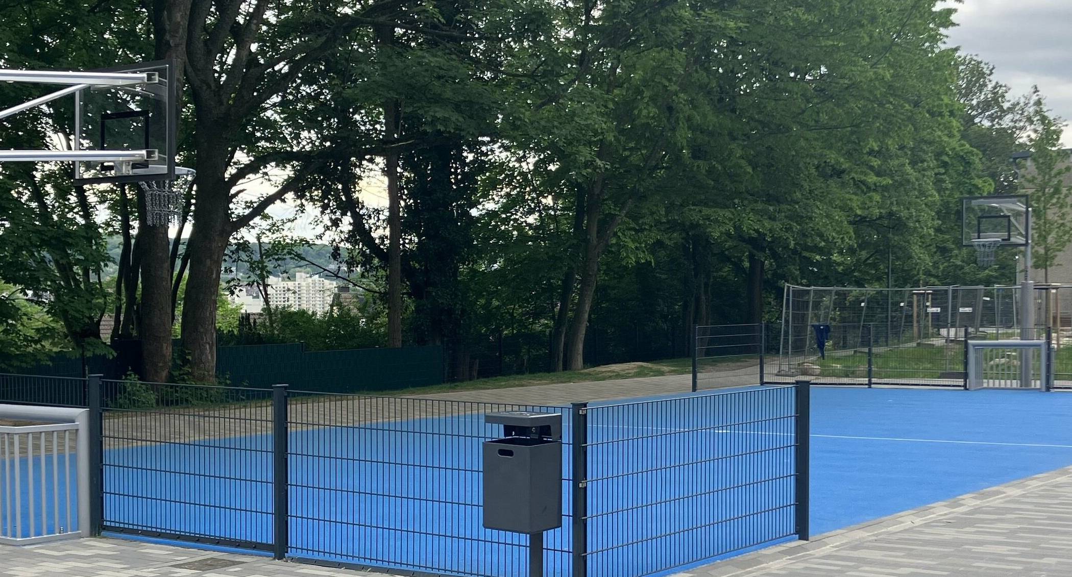 Wohl nur zwölf (von 330 an der Schule) Kinder dürfen gleichzeitig auf dem Fuß- und Basketballfeld spielen, wo früher eine Wiese war.