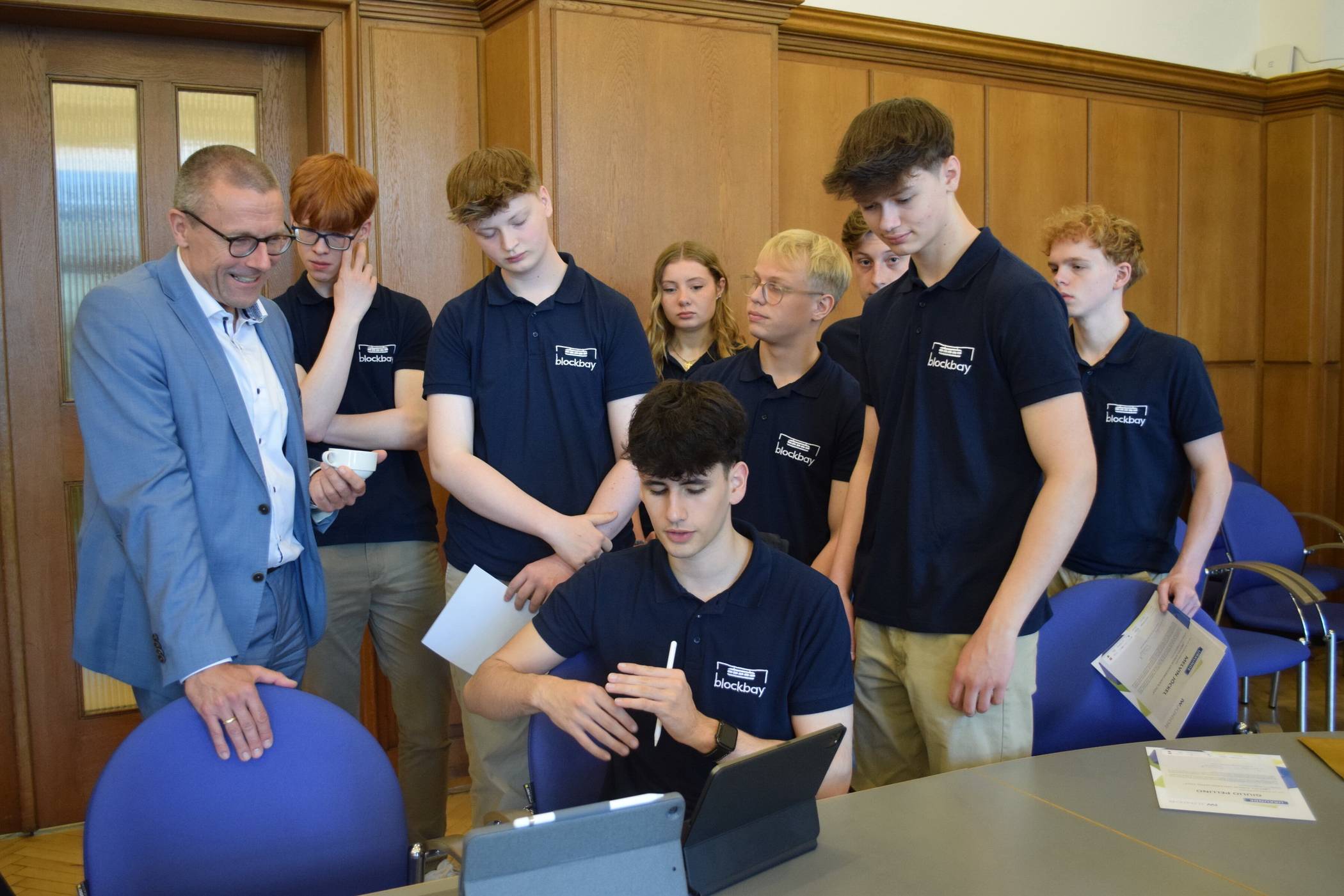 OB Uwe Schneidewind ließ sich lässt sich die Präsentation der Schülerfirma zeigen.
