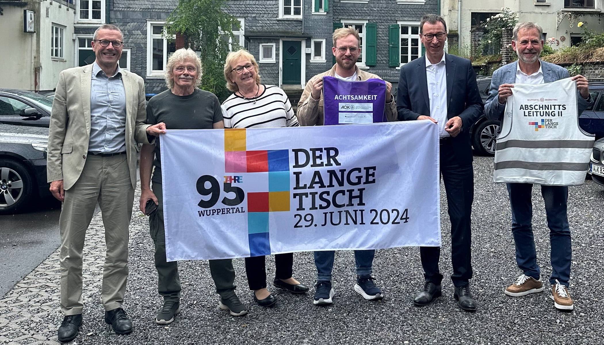 Respektvolles Miteinander beim „Langen Tisch“​ in Wuppertal