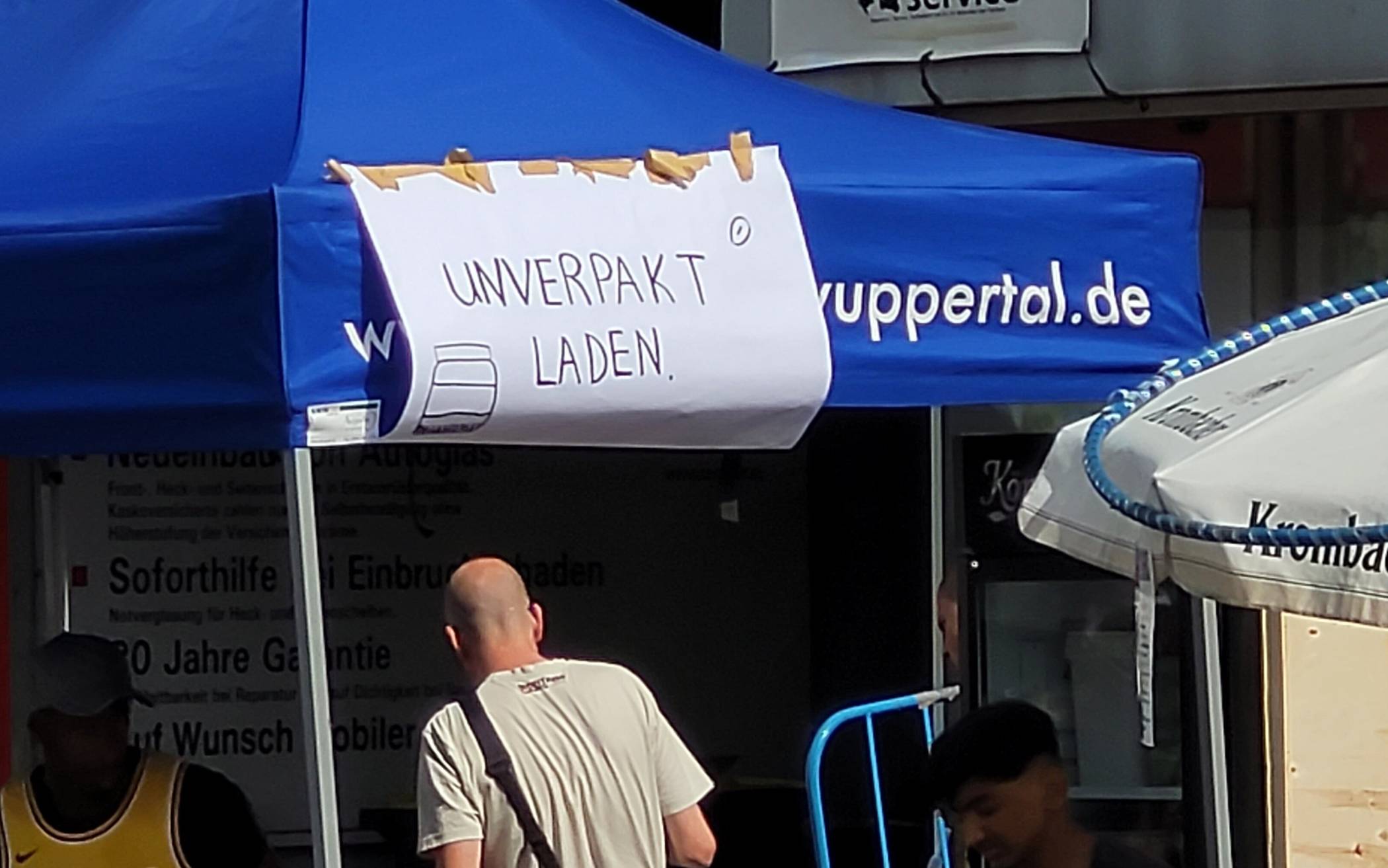 Bei einigen Schildern merkt man, dass der Aufbau schnell gehen musste...