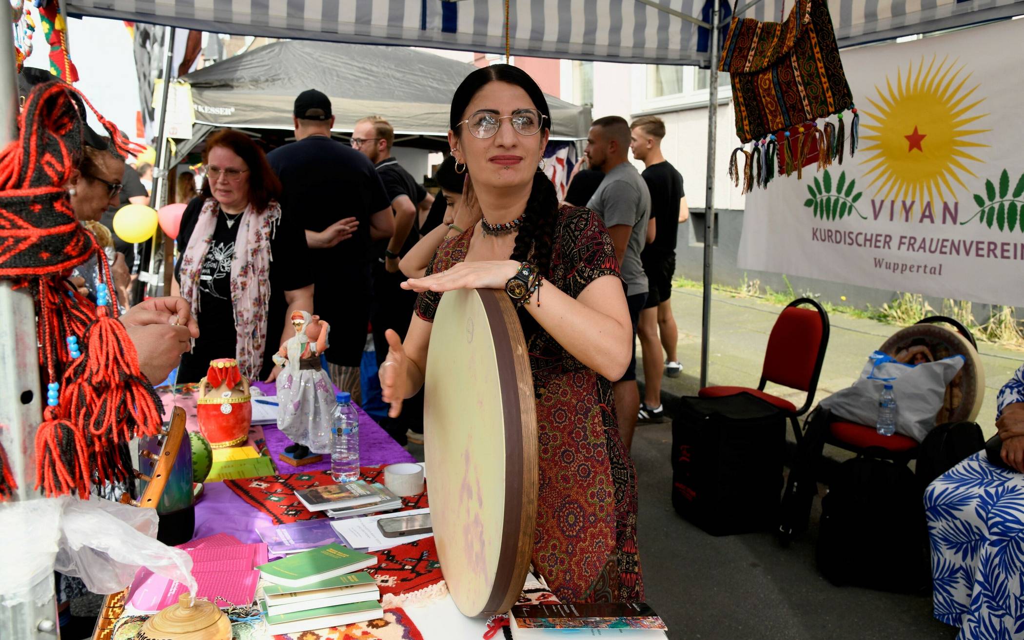 Am Stand des Kurdischen...