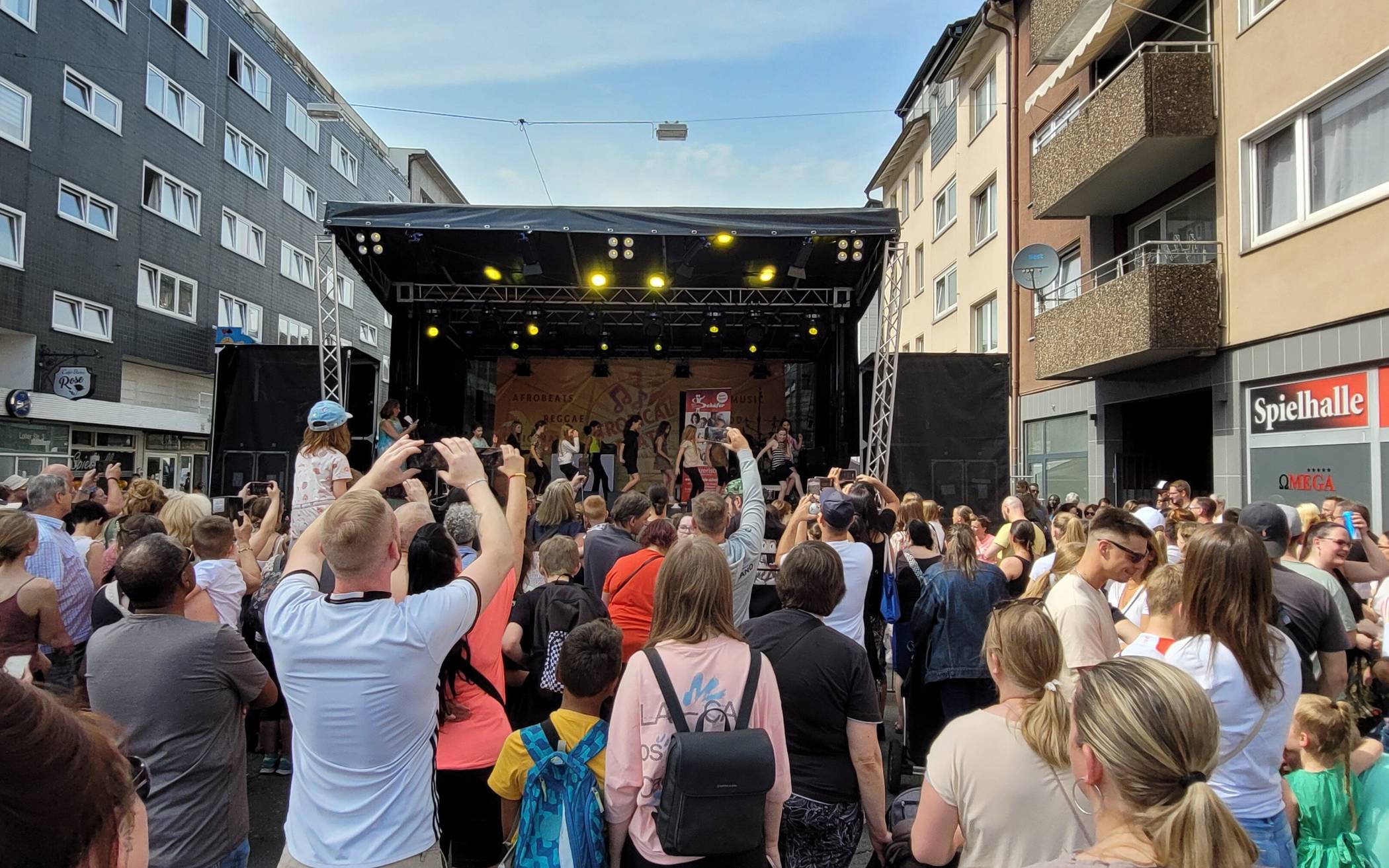 Großer Auftritt auf der Tropical-Beats-Bühne am Loh: die Minis der Tanzschule...