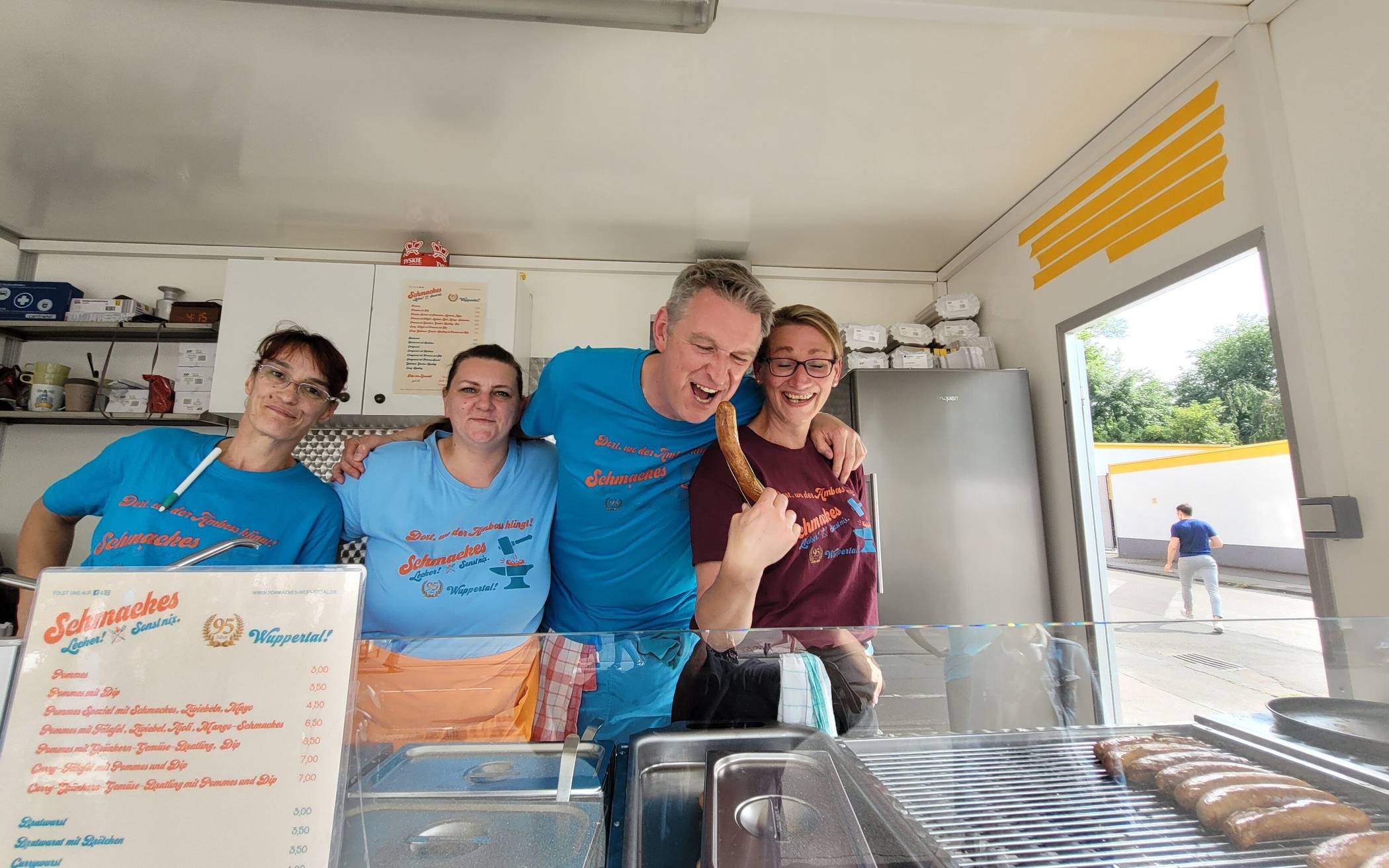 Noch etwas warm für Bratwurst – Thorsten Just und sein Team vom Schmackes-Imbiss muss...