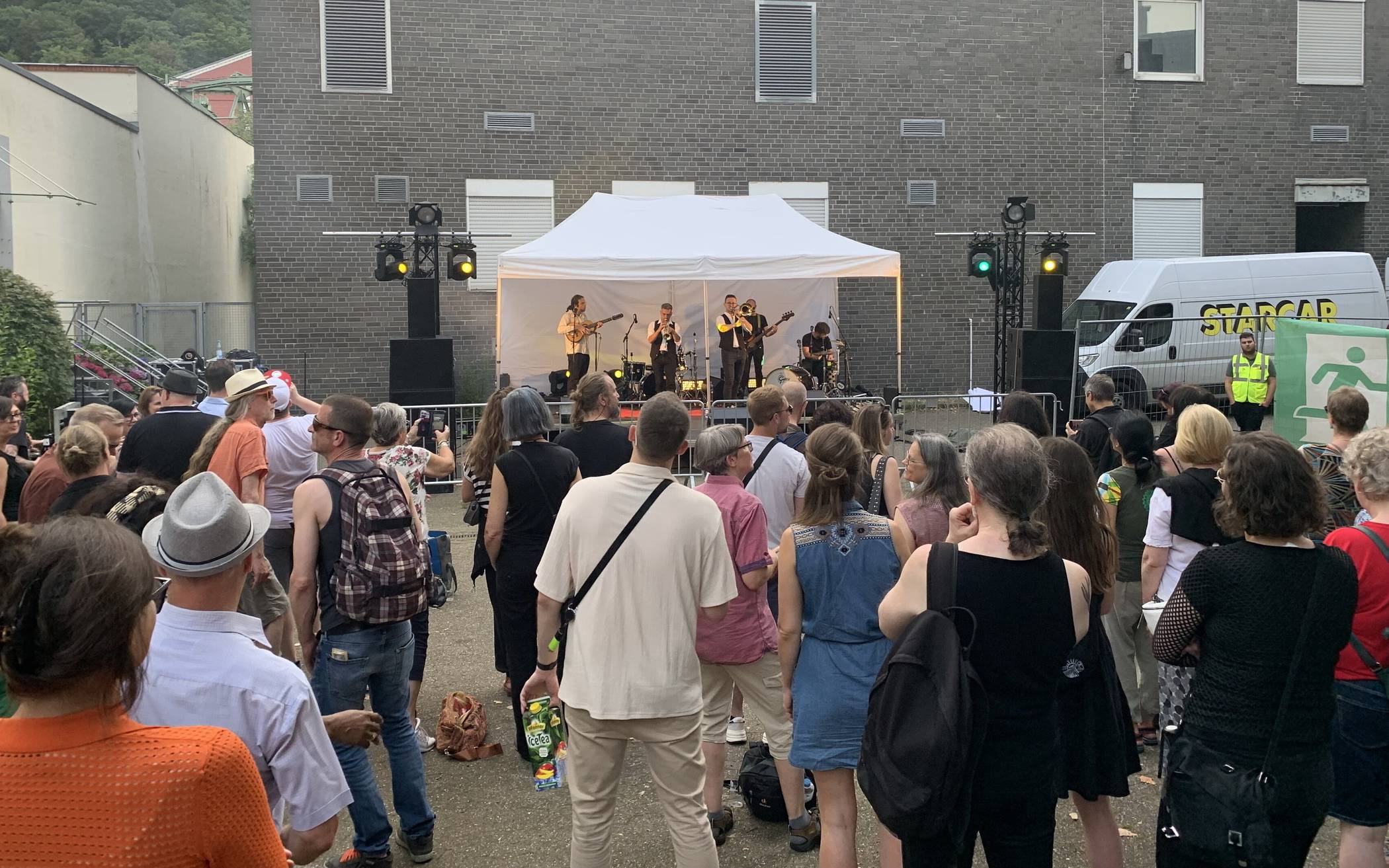 Und immer wieder Musik, hier mit „The Freeborn...