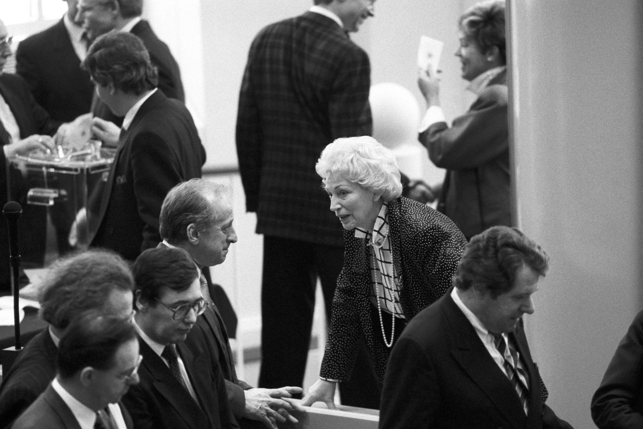  Prof. Karl-Hans Laermann 1987 im Bundestag im Gespräch mit Annemarie Renger. 