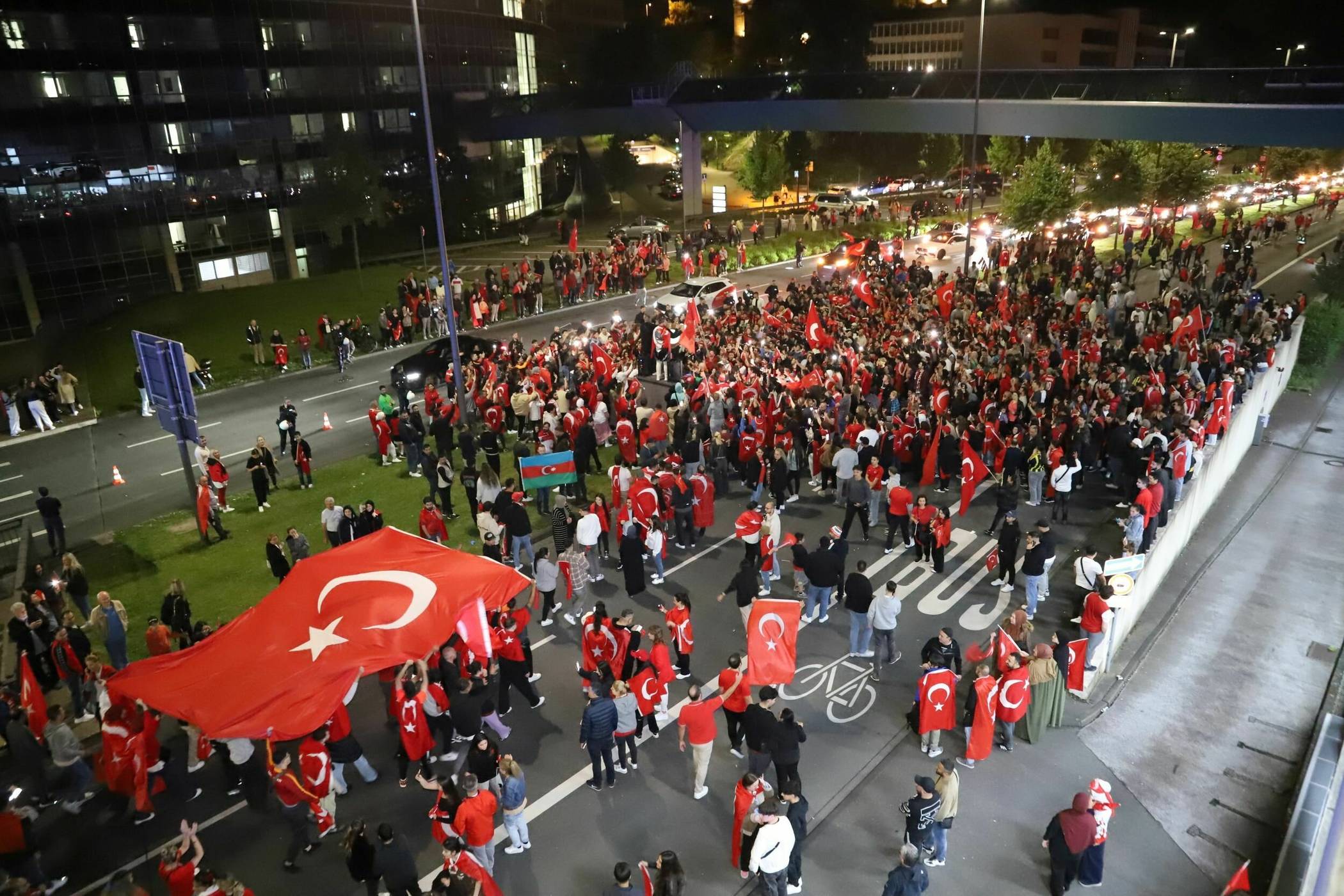 Der Blick von oben auf die B7.