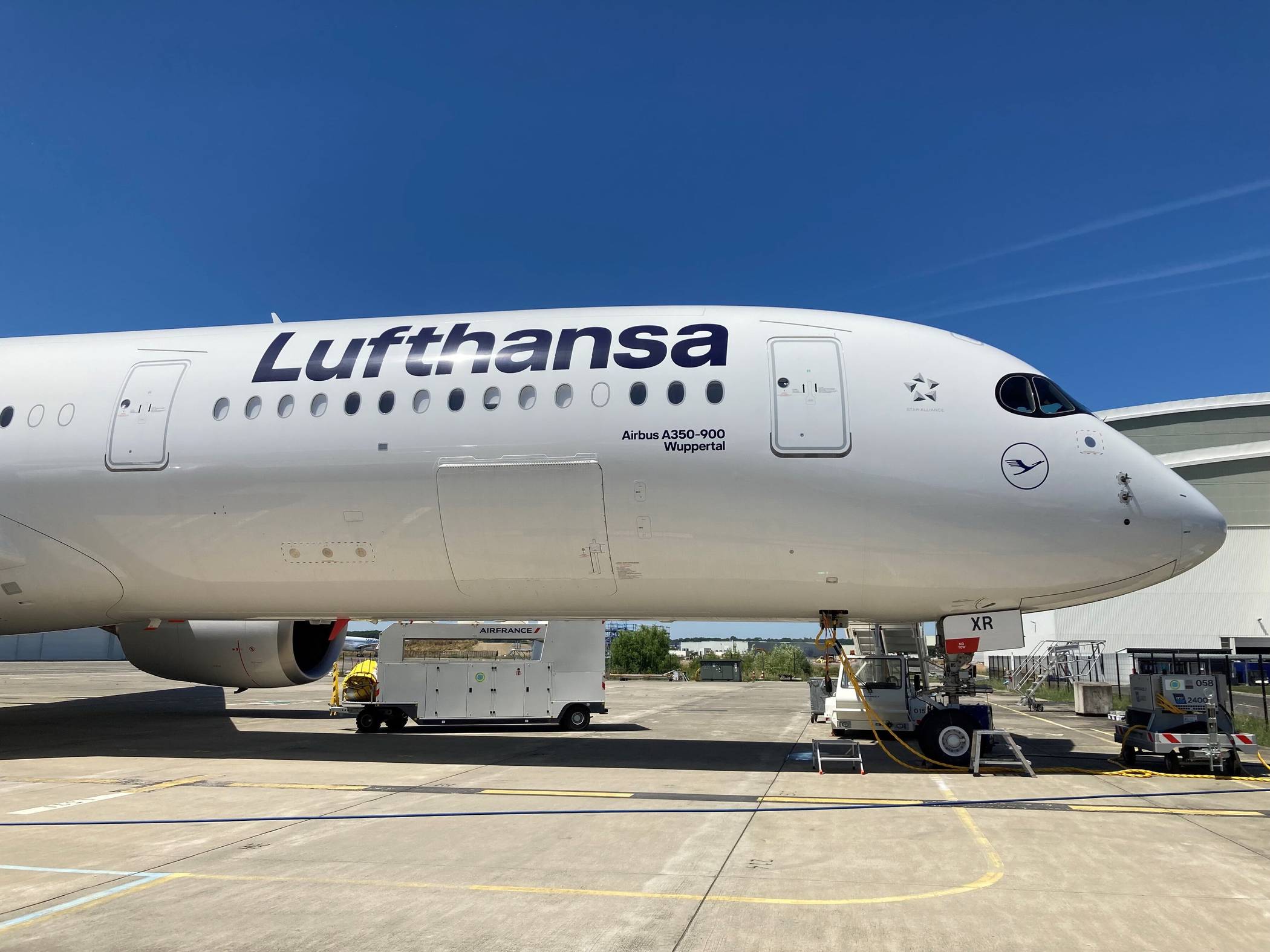  Lufthansa-Maschine mit „Wuppertal“-Schriftzug. 