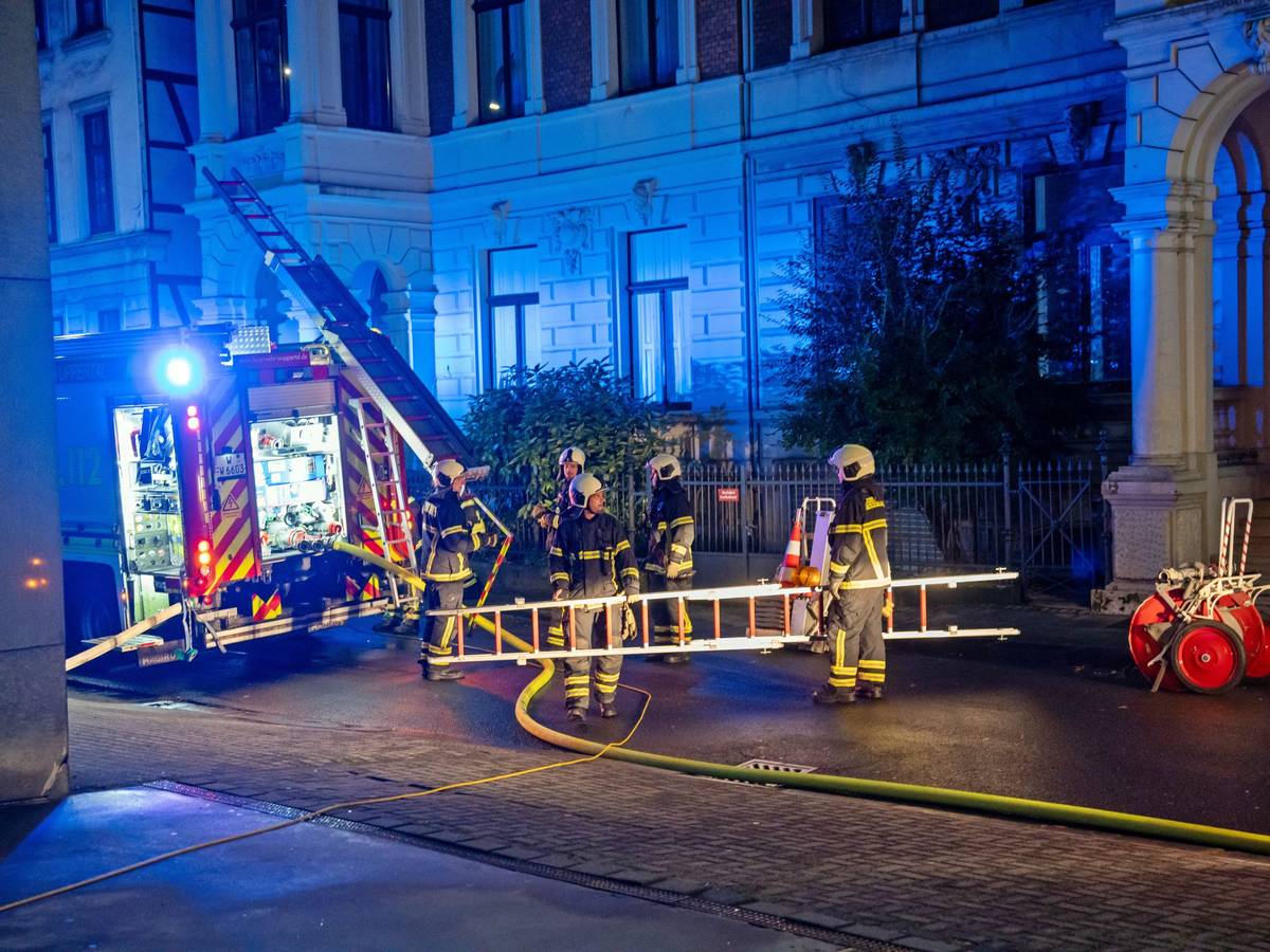 Feuerwehr-Einsatz in Hinterhof
