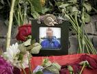 Mitten zwischen Blumen und Kerzen am