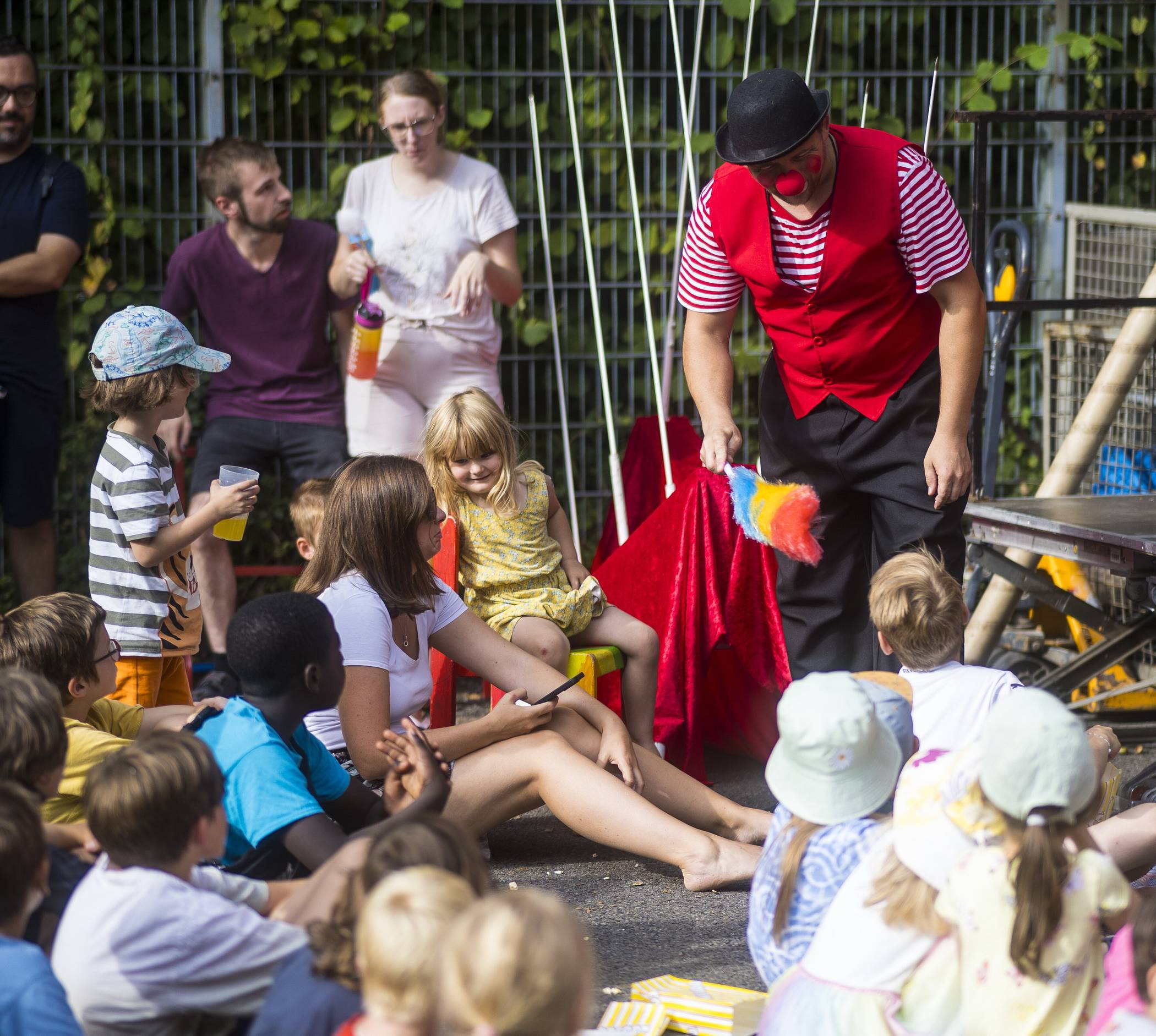 Auch Clowns waren zum Fest bei KIJU gekommen.
