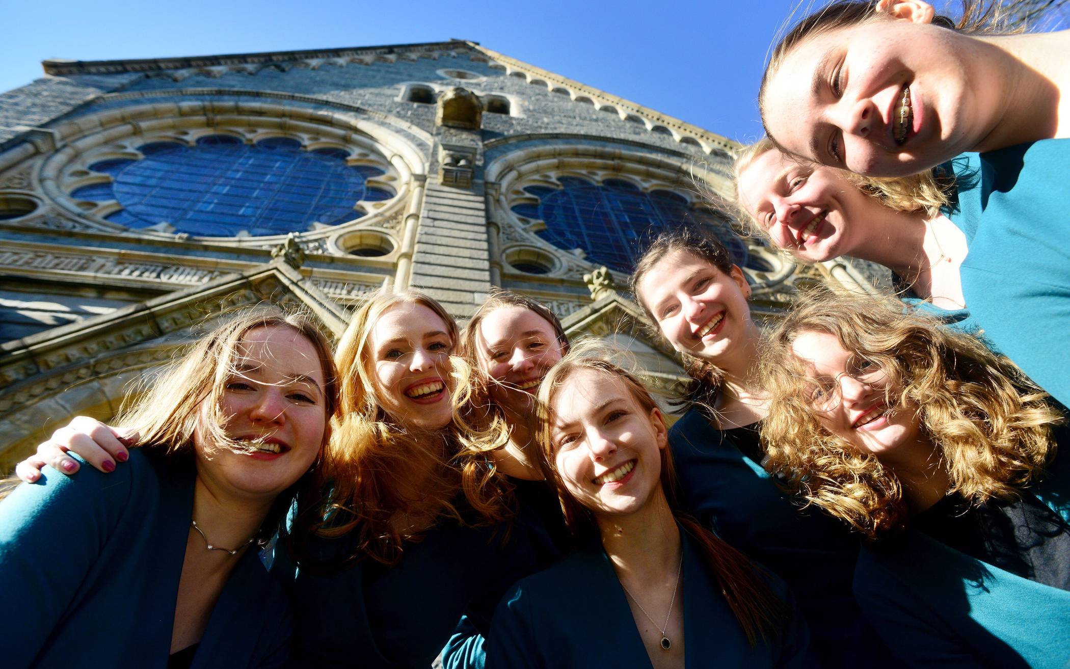 Die Mädchenkurrende vor der Friedhofskirche.