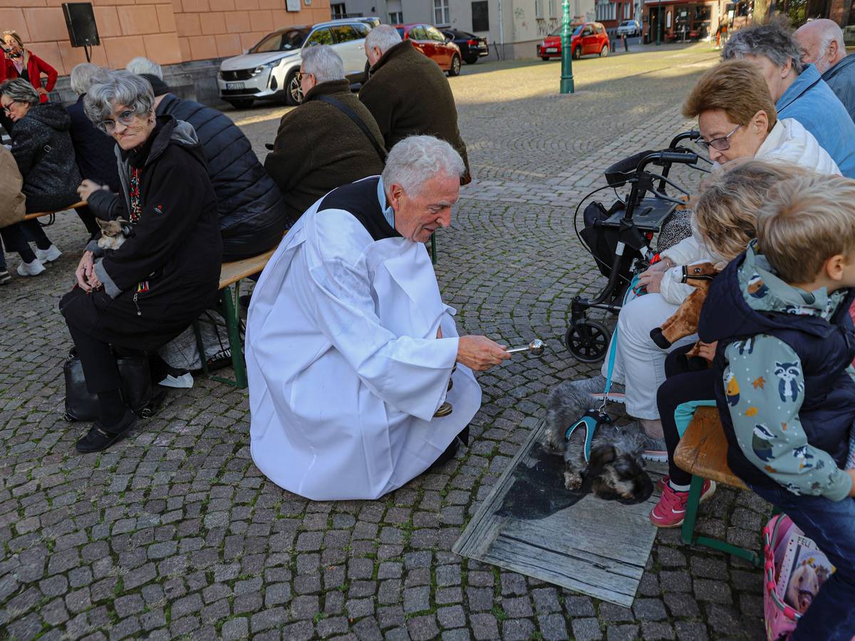 Tiersegnung 2024 auf dem Laurentiusplatz
