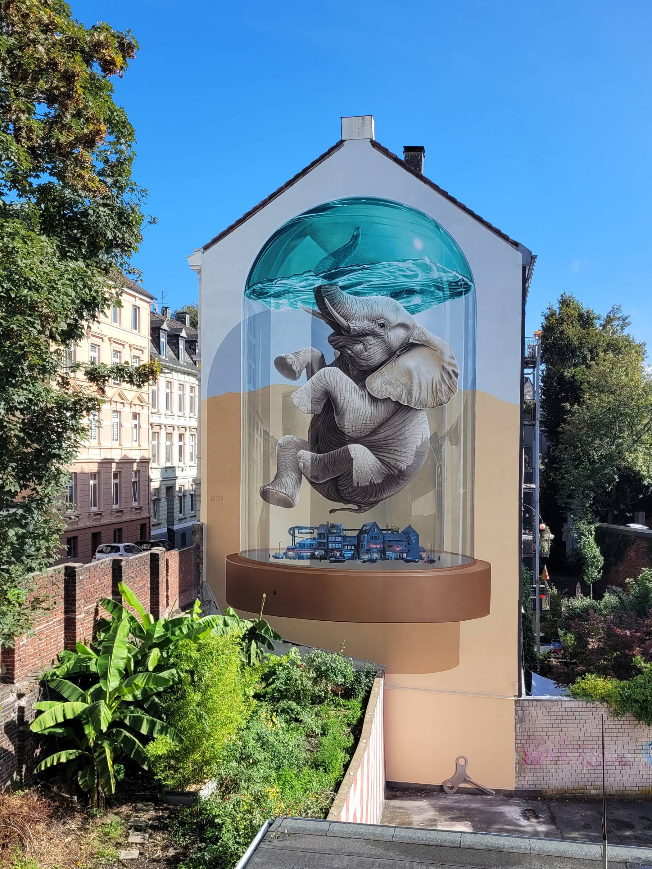 Die Fassade der Grönhoffstraße 11 hat das Duo „Nevercrew“ aus Lugano im...