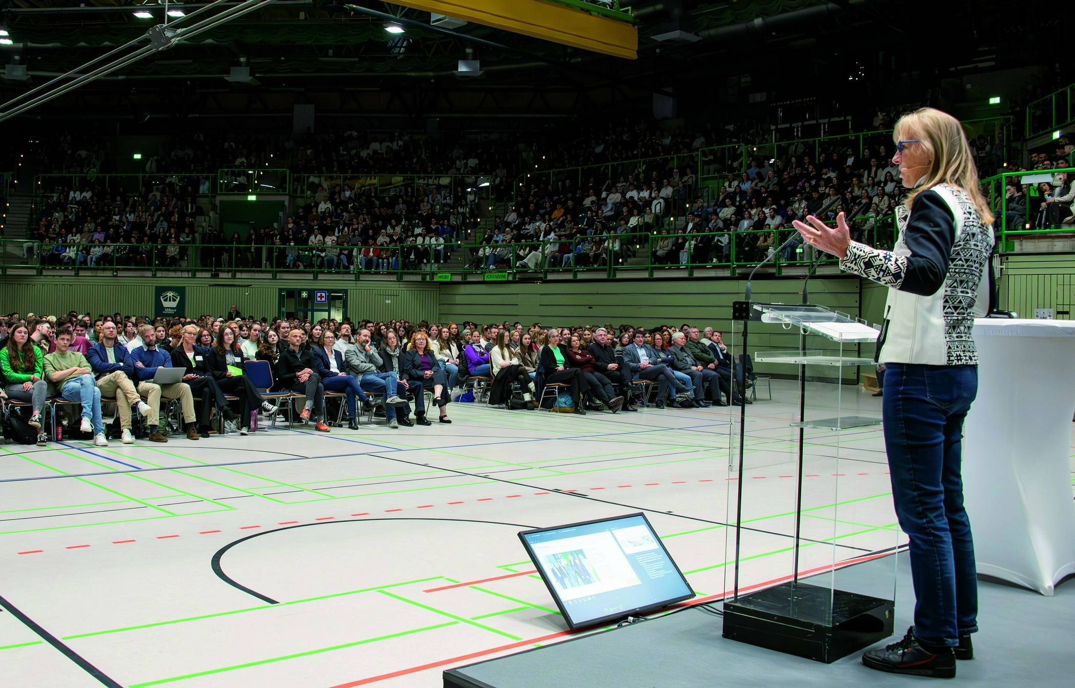 Die Begrüßung der neuen Studentinnen und Studenten im Oktober in der Uni-Halle.