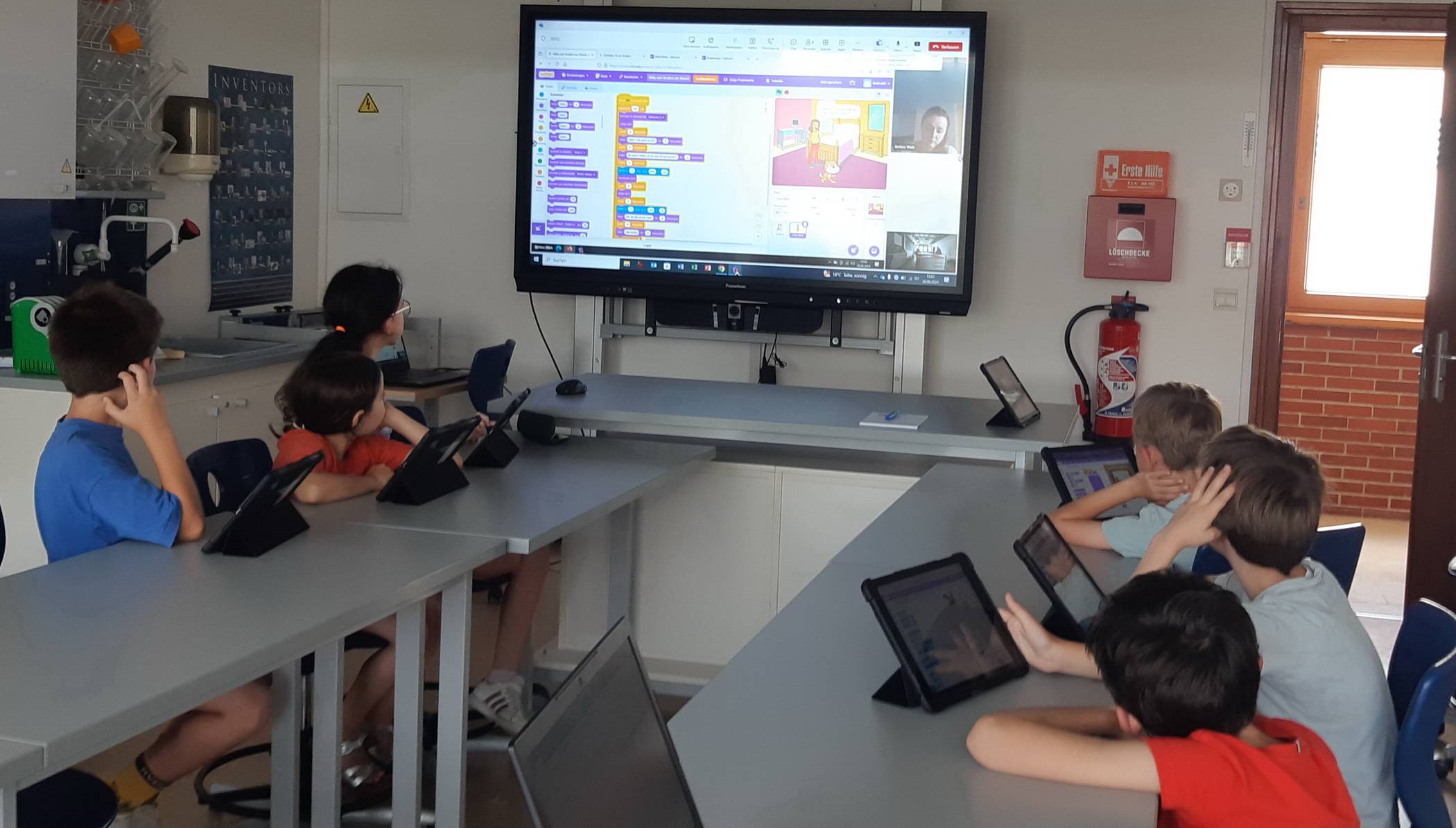  Die Schülerinnen und Schüler der Deutschen Schule Paris erfahren im Junior Uni Kurs einiges zum Programmieren, aber auch zur bergischen Heimat der Junior Uni.  