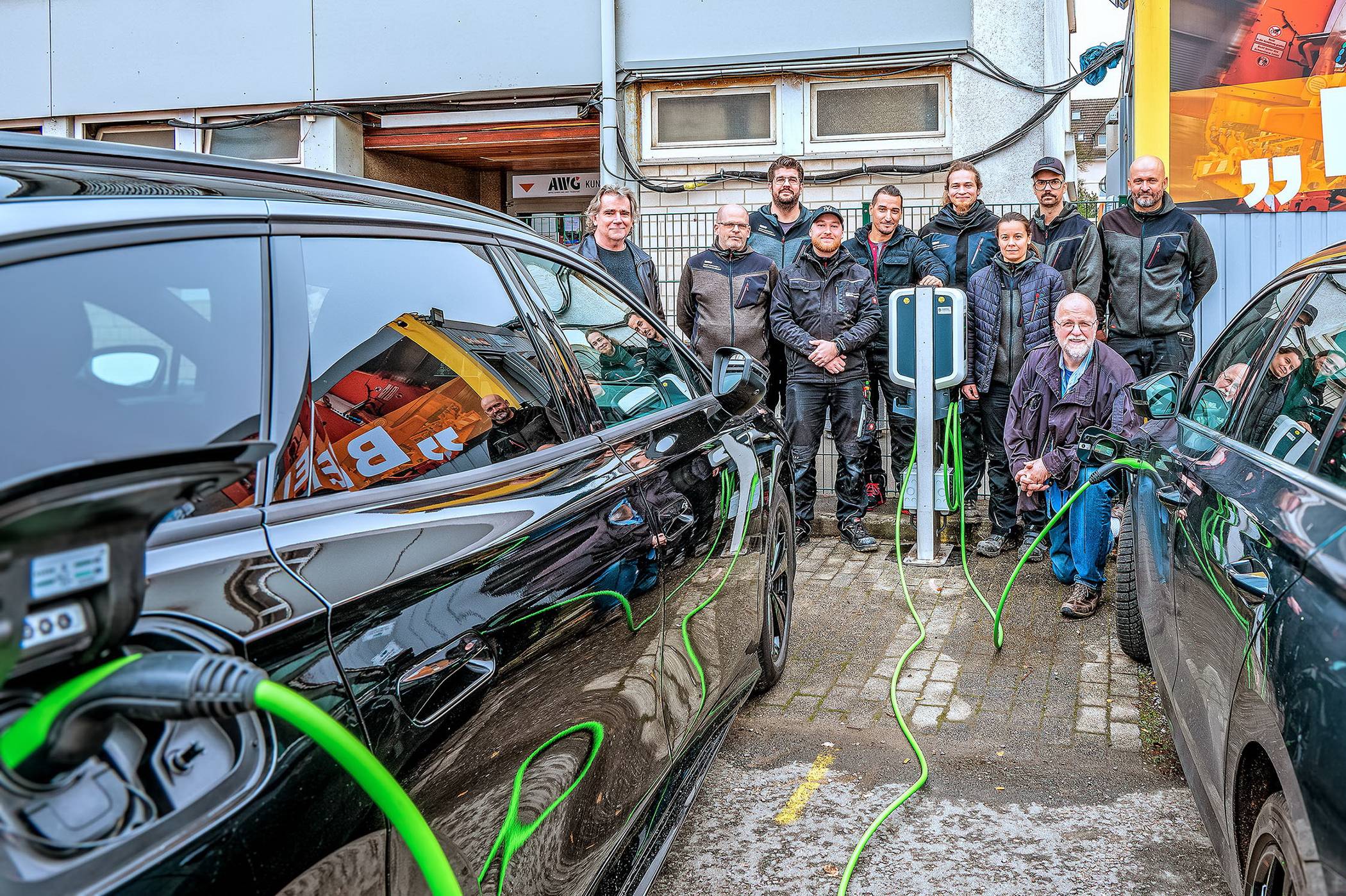  Von li.: Ralf Reuter (Leiter der Abteilung Betriebsmanagement) mit den Monteuren Sascha Trilling, Stefan Markus, Simon Witte und Francesq Sheqi, den Auszubildenden Marcel Weinert und Jana Ress, Monteur Daniel Deus, Projektleiter Holger Schulz und Monteur Marcus Beister. 