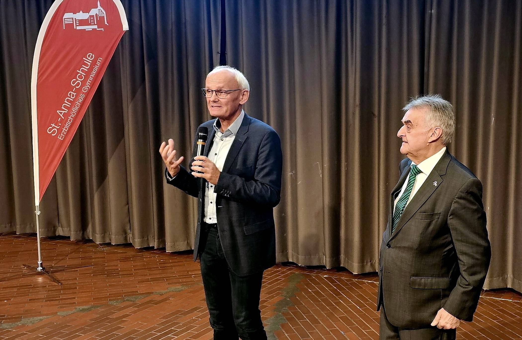 Schulleiter Benedikt Stratmann (li.) und Minister Herbert Reul.