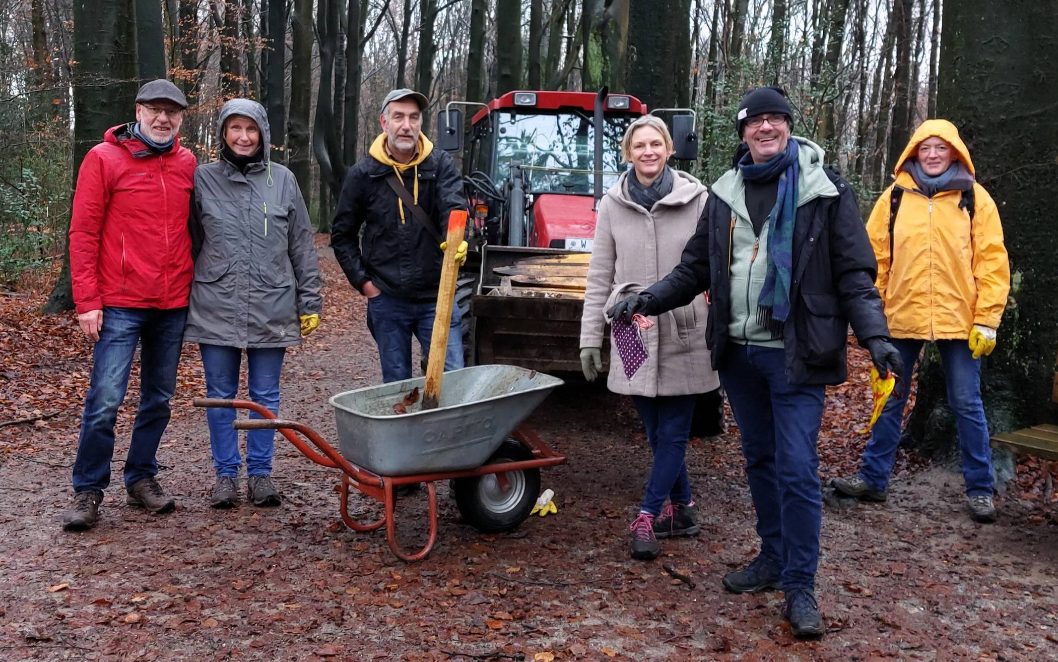 Mitstreiterinnen und Mitstreiter des Verschönerungsvereins entfernten
