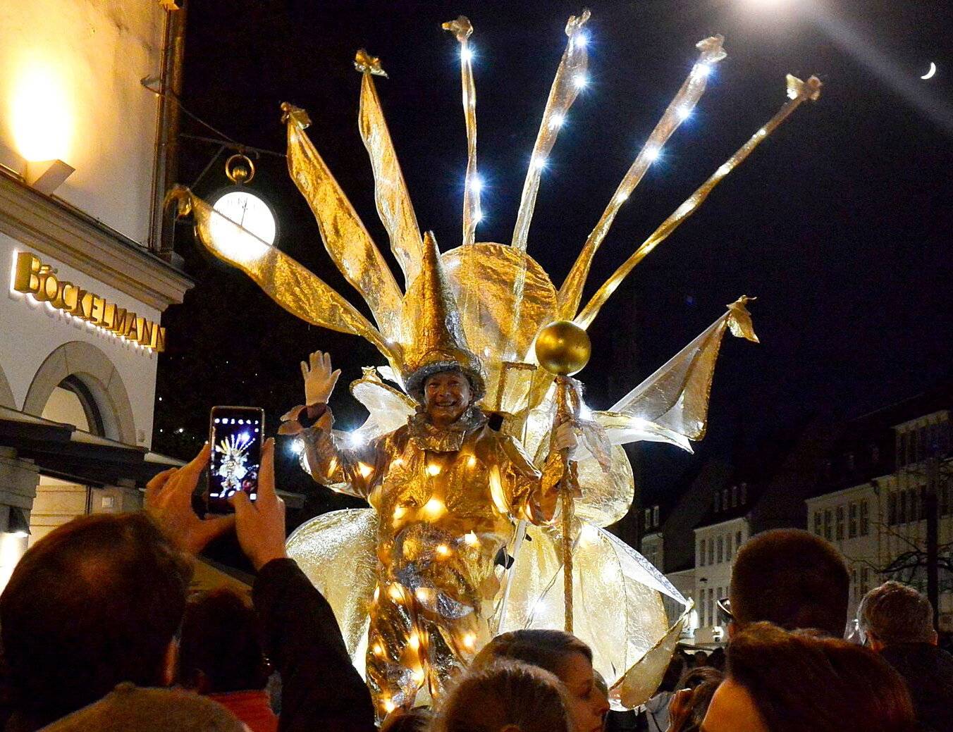  Zeug ist eine der vielen Figuren des Stelzentheaters Silberregen. 