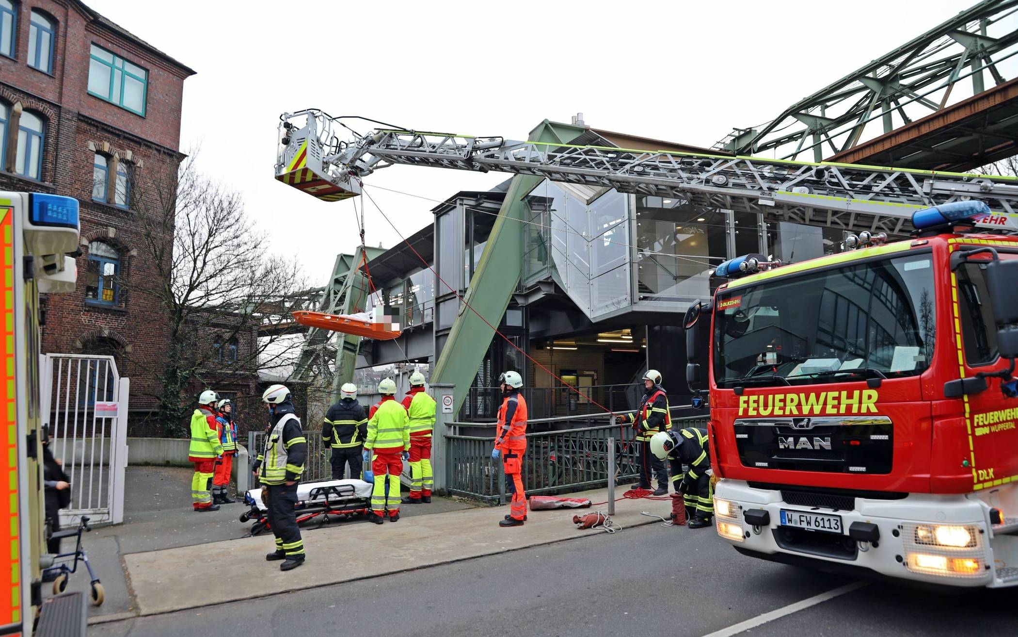 Die Feuerwehr agierte mit einer Trage,