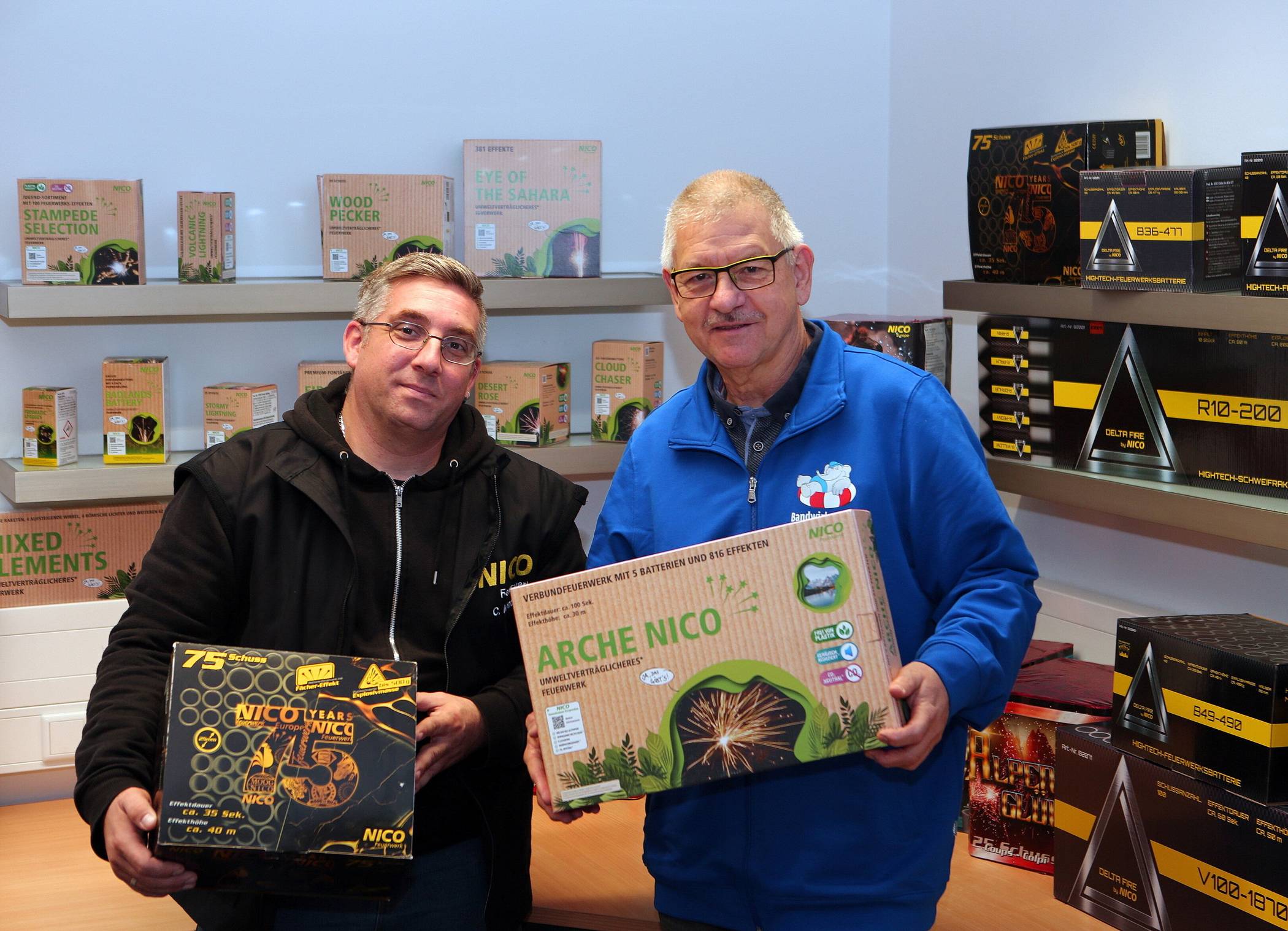  Christoph Montag (li.). von der Nico Europe GmbH und Michael Zech vom Förderverein Bandwirker-Bad. 