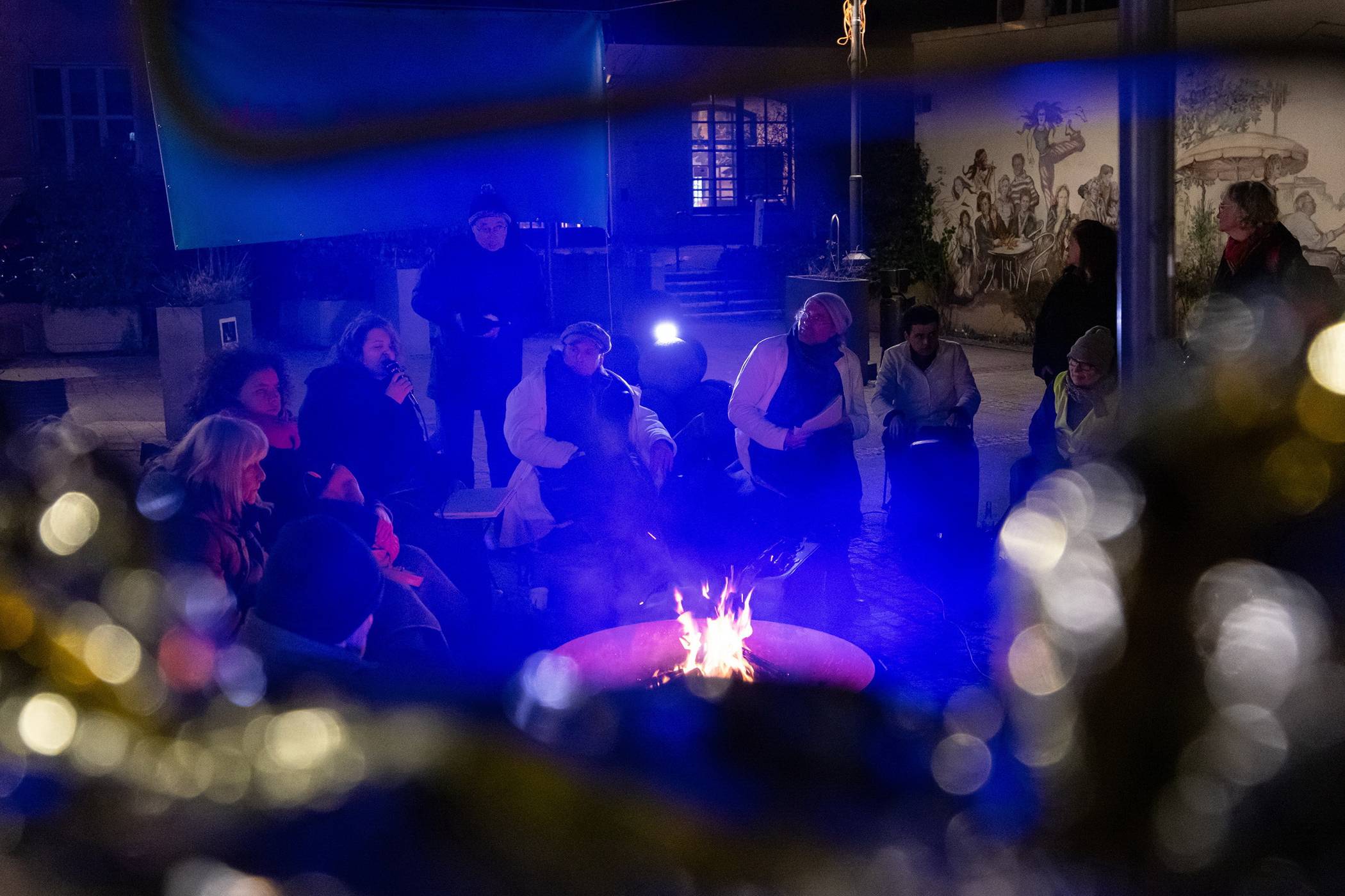  Es wird interessant rund um das Feuer. 