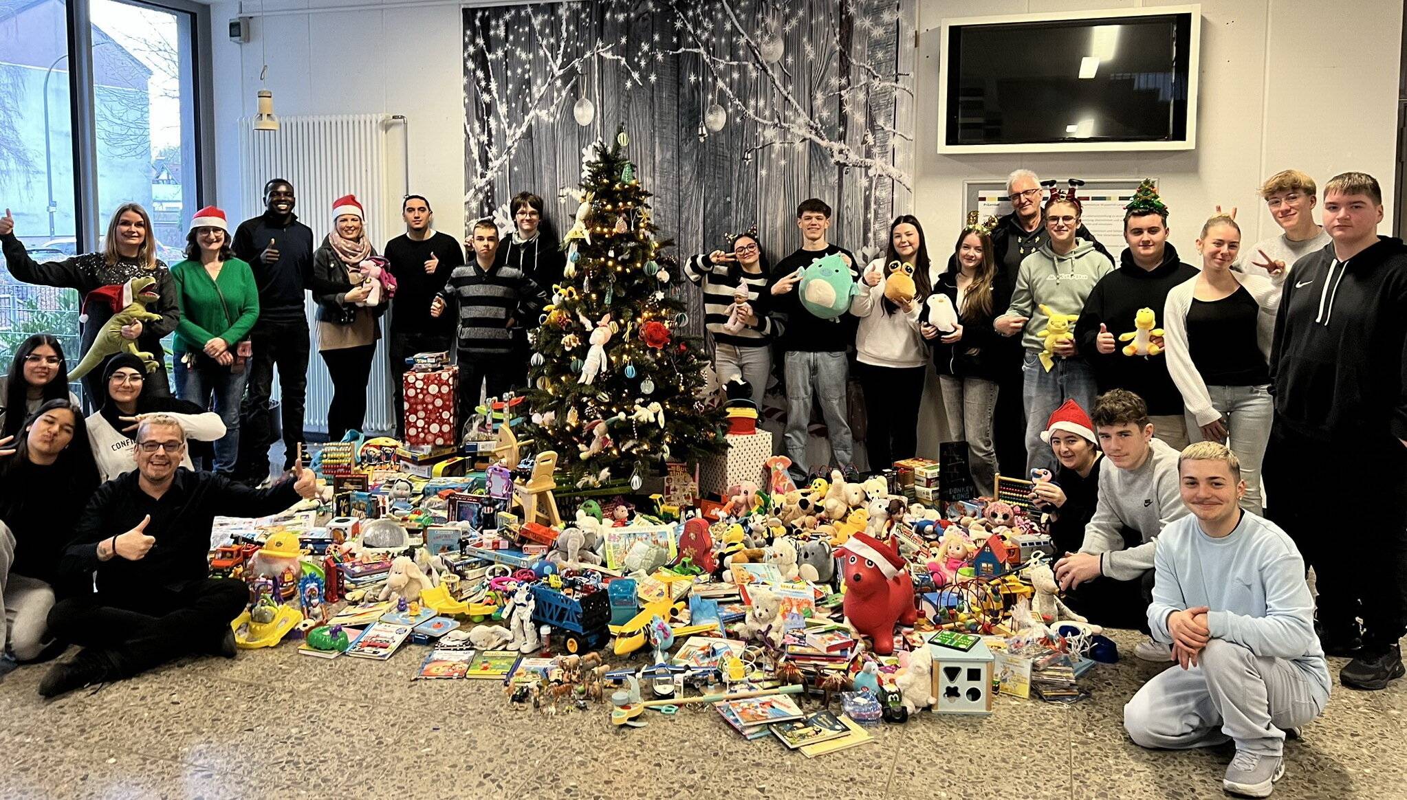Gruppenfoto der Beteiligten mit der großen