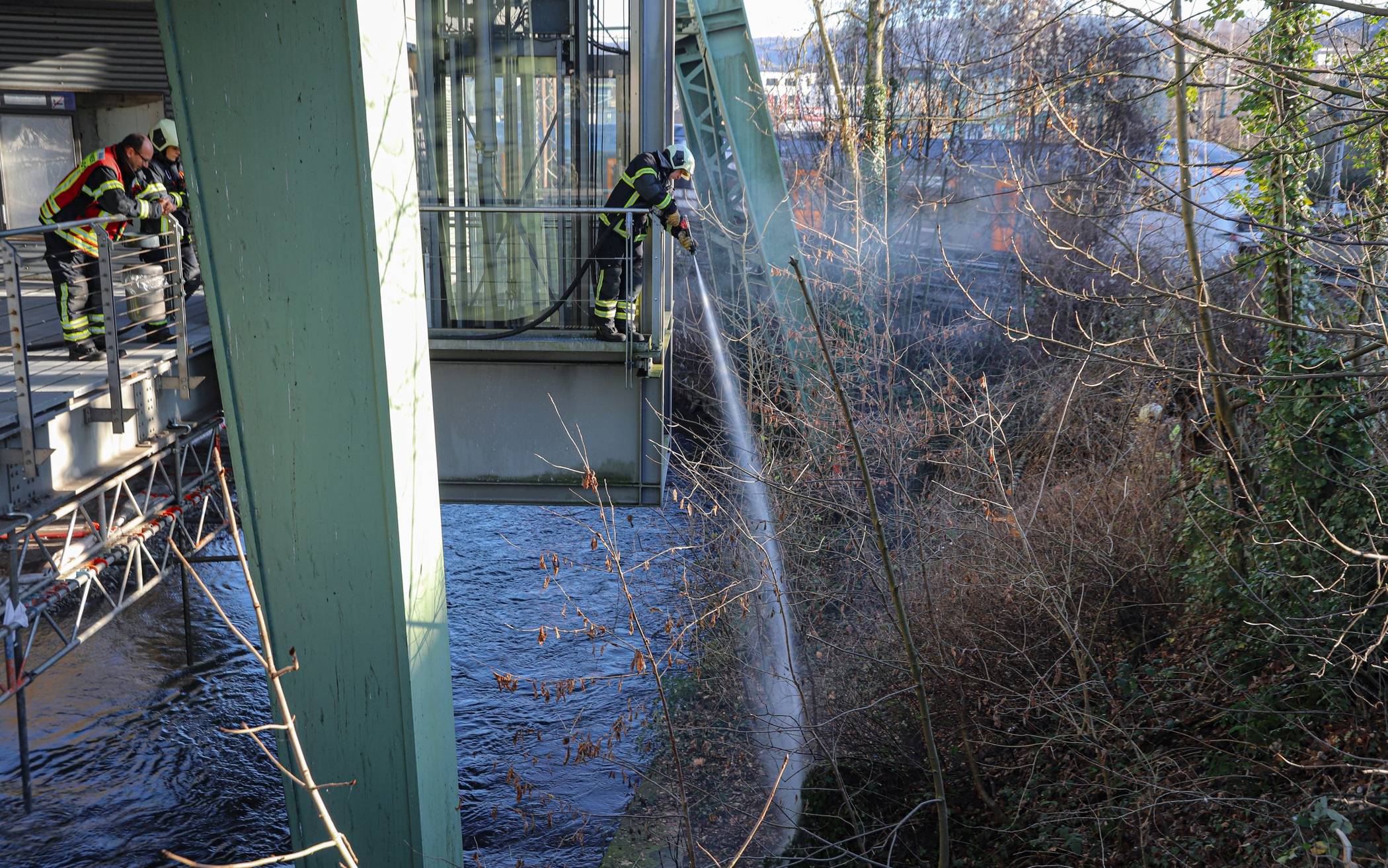 Bilder: Brand unter dem Schwebebahnhof Wupperfeld
