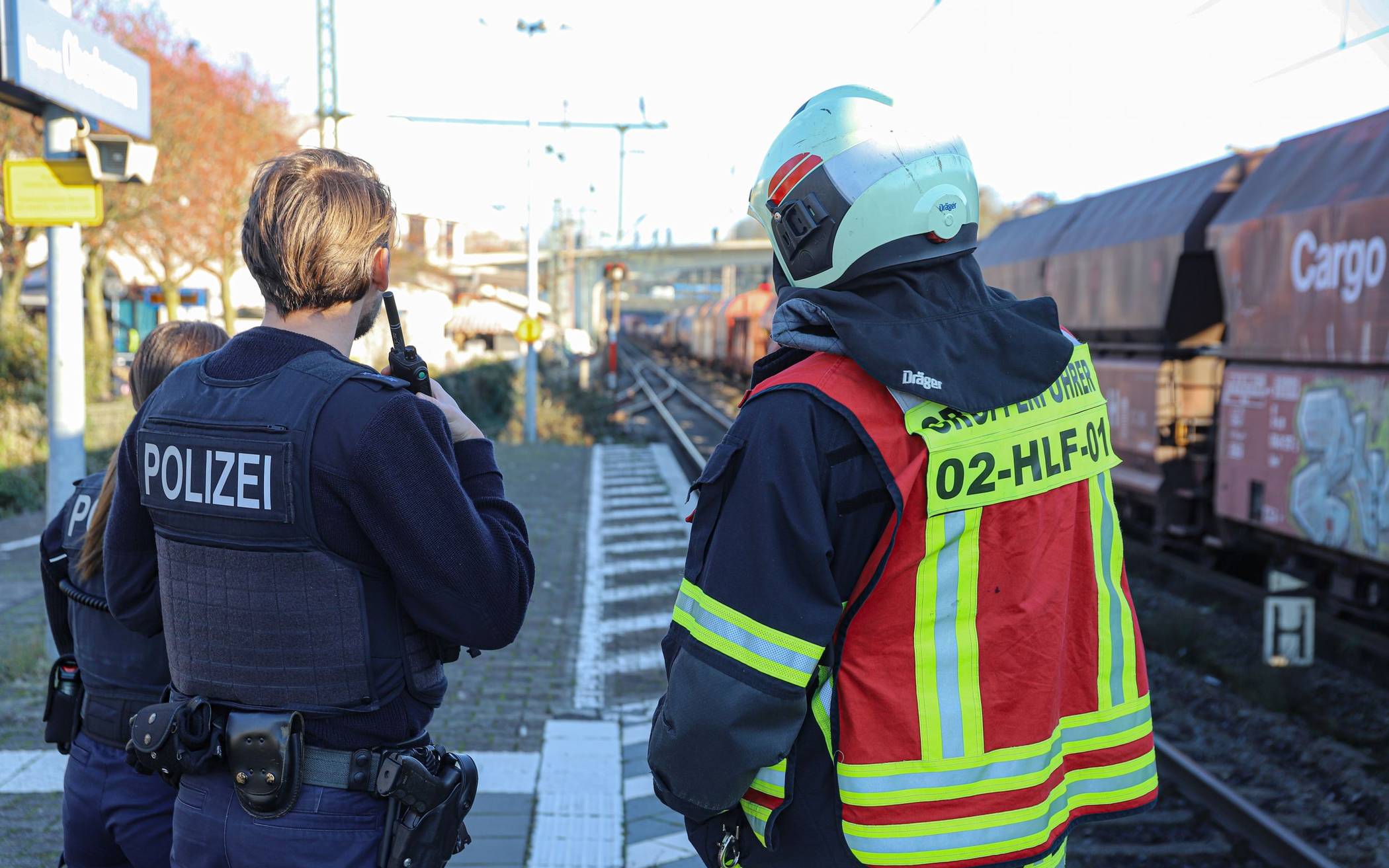 Bilder: Bahnverkehr in Wuppertal wegen Rauch gestoppt