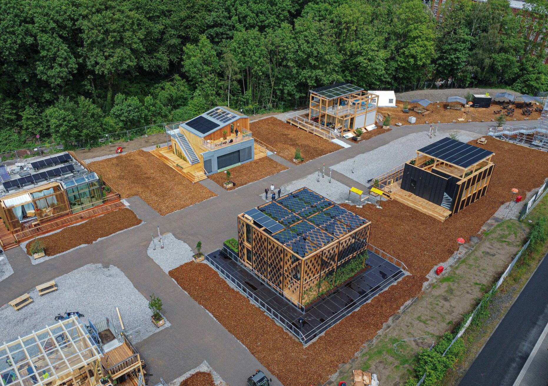 Wie schon hier beim auf die Architektur der Zukunft konzentrierten „Solar Decathlon Europe“ in den Jahren 2021 und 2022 wird auch beim „WC-Solar-Decathlon“ das große Freigelände von Utopiastadt am Mirker Bahnhof zur öffentlichen Arena für flexible, moderne und klimagerechte Lösungsvorschläge für Wuppertals innerstädtisches Entsorgungsproblem Nr.1 werden. 