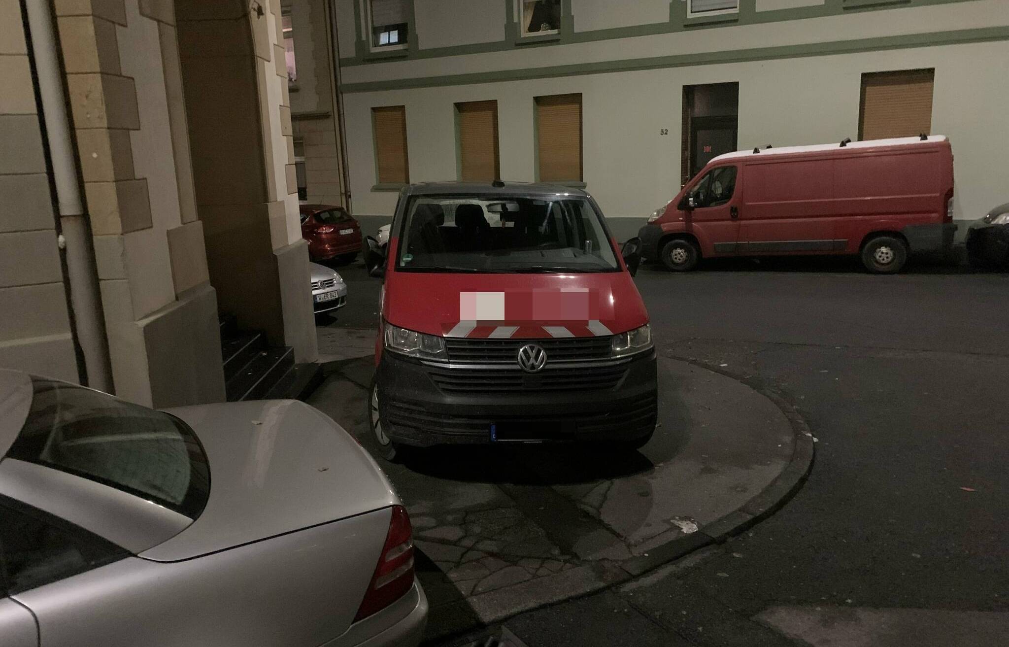 Nicht immer stehen falsch geparkte Autos der Feuerwehr im Weg – viel häufiger noch blockieren sie den Gehweg. 