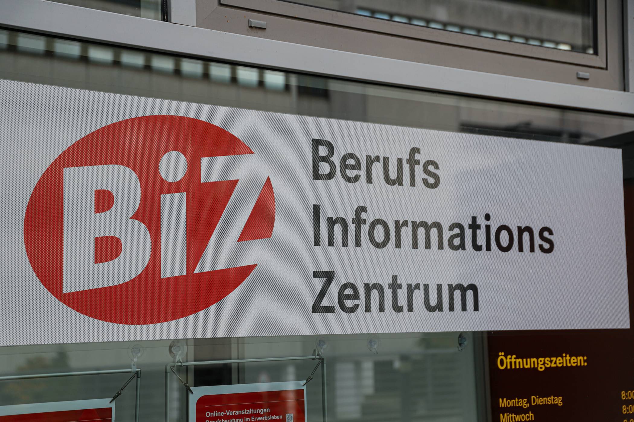 Das BIZ-Schild an der Hünefeldstraße.