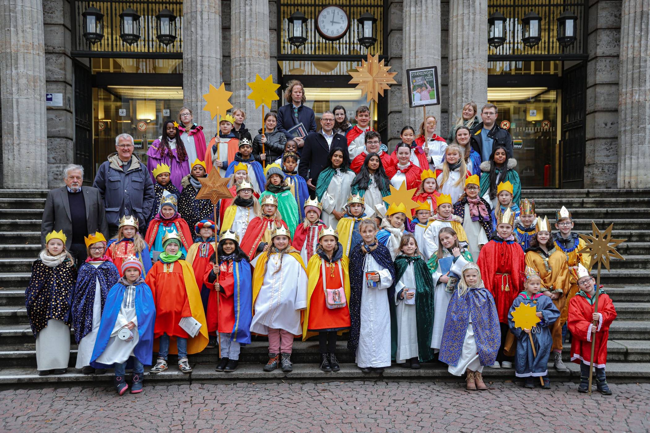 Das Gruppenfoto auf der Rathaustreppe.