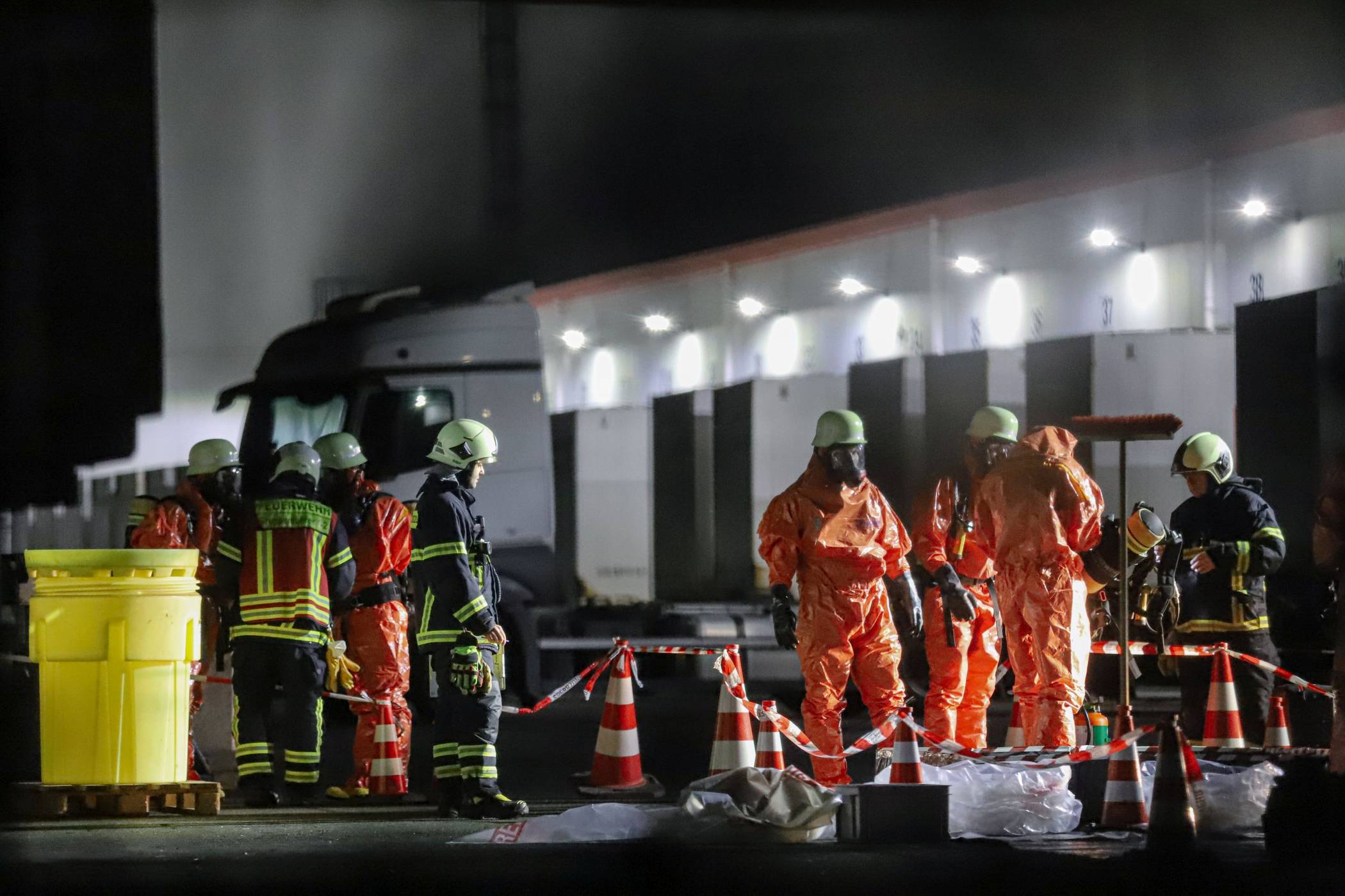 Die Einsatzkräfte agieren in Schutzanzügen.