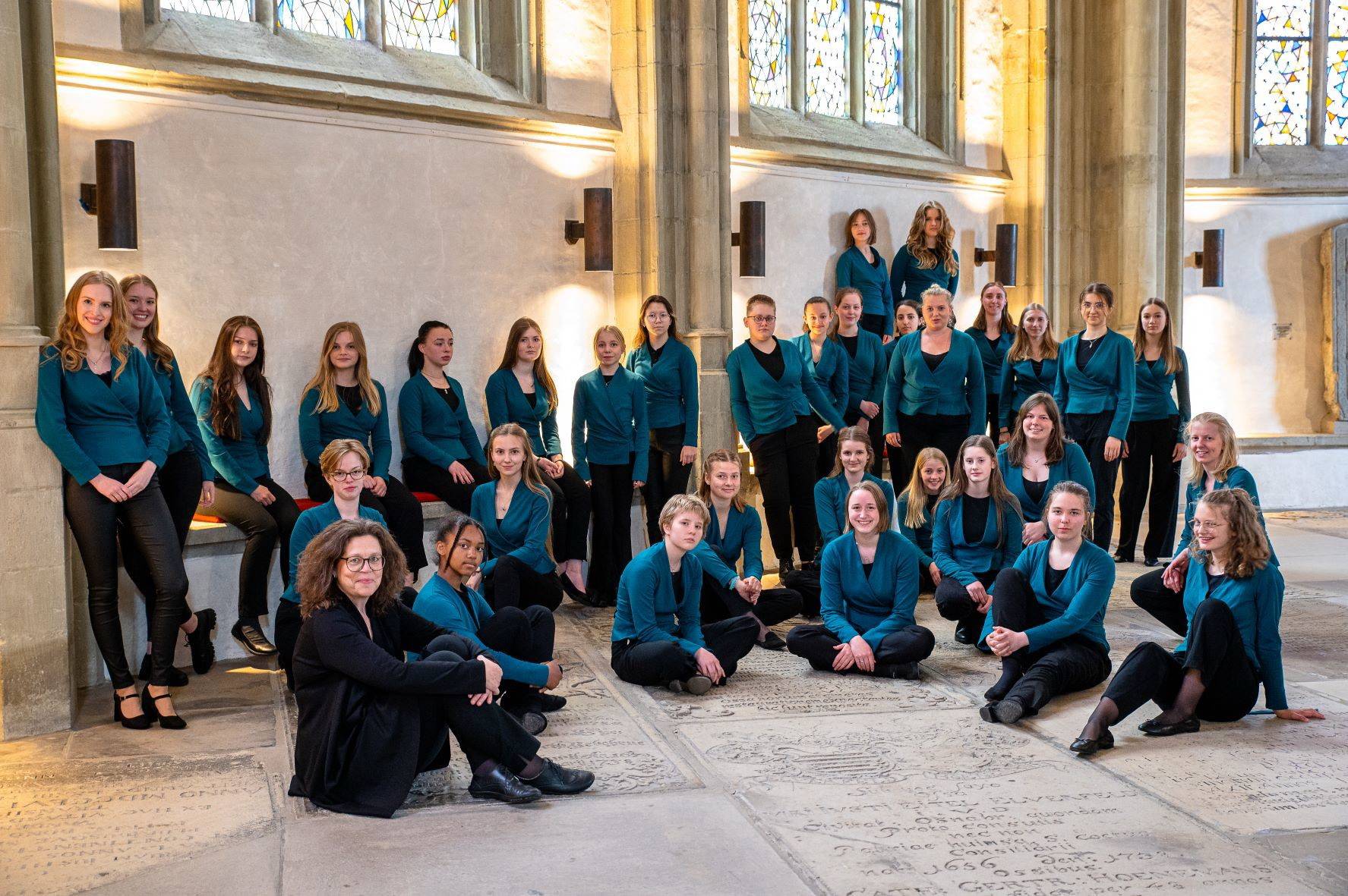 Angelika Küpper mit der Mädchenkurrende.