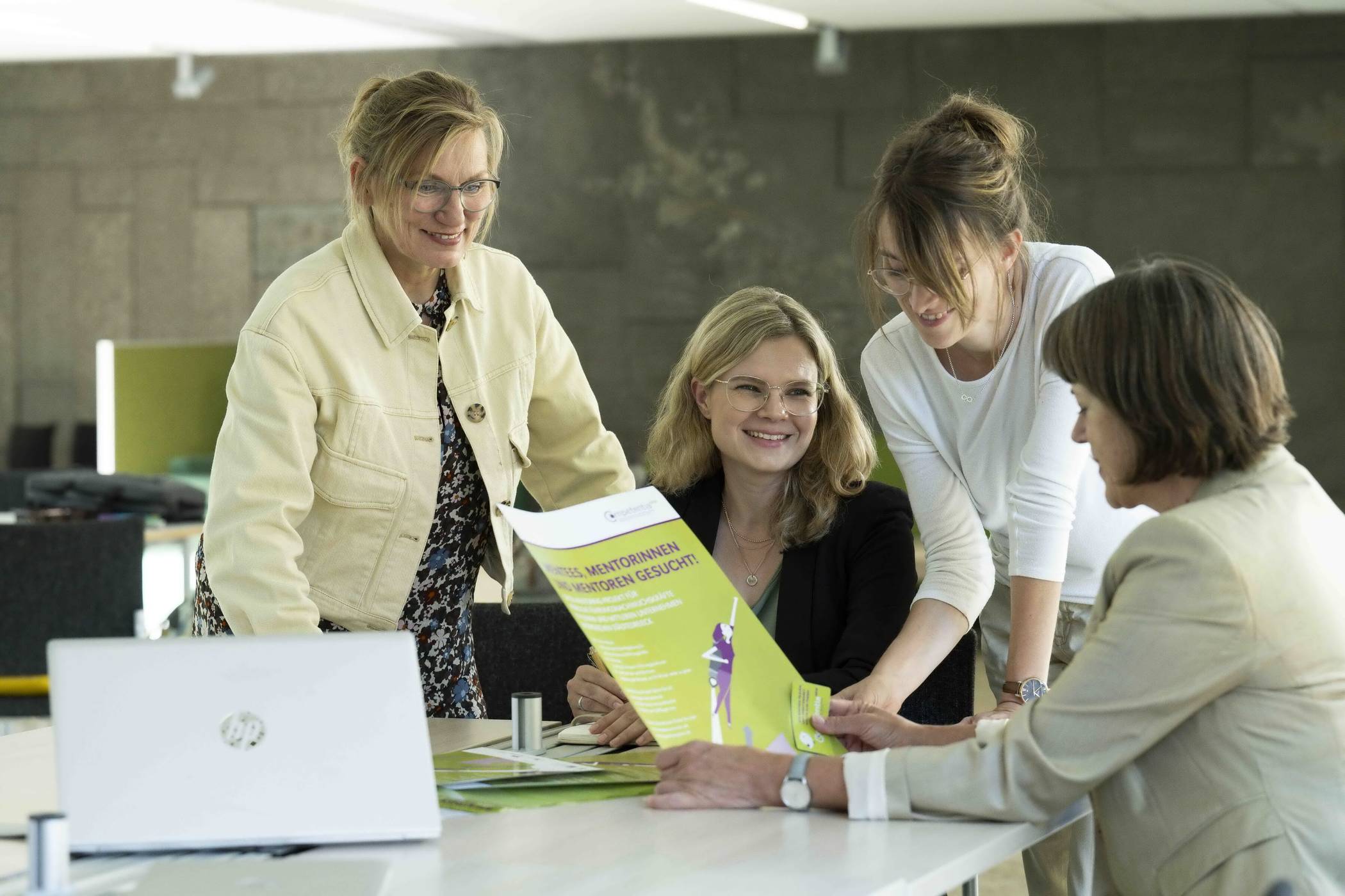 Das Team der Stabstelle Gleichstellung und Antidiskriminierung des Kompetenzzentrums Frau und Beruf (von li.): Birgit Frese, Marion Boutilliat, Andrea Schorradt und Christine Jentzsch.