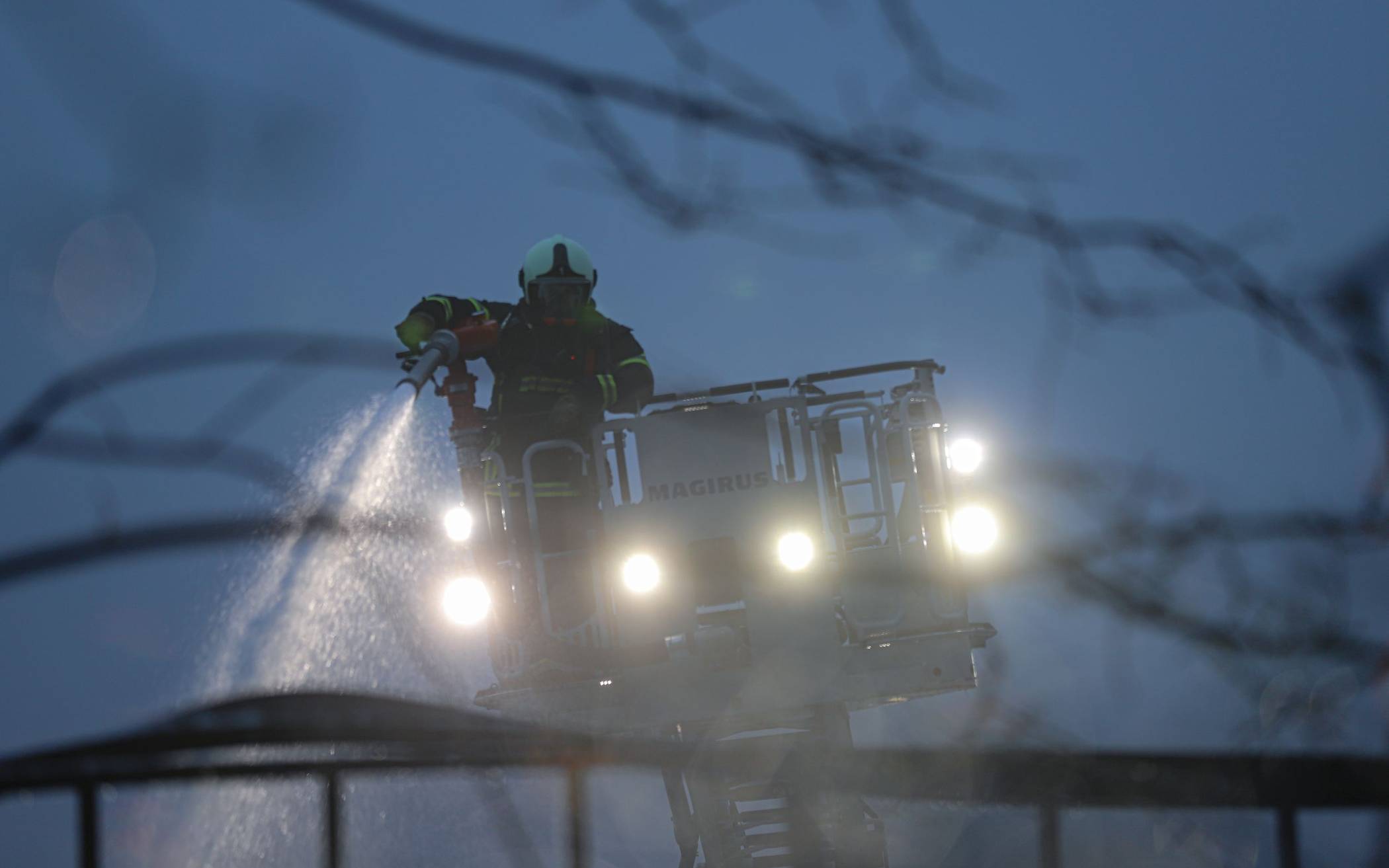 Bilder: THW unterstützt Löscharbeiten in Gewerbebetrieb