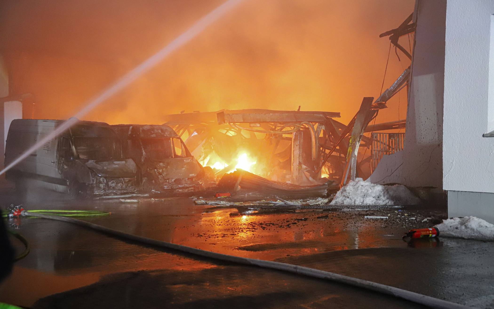 Brandwache nach Großfeuer an der Wuppertaler Dieselstraße