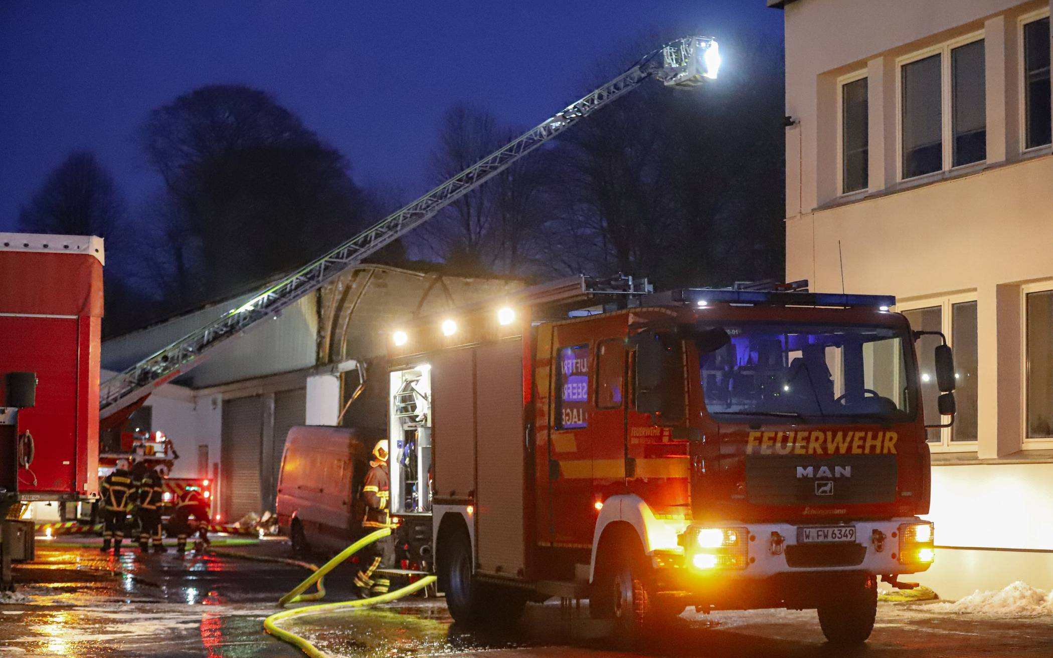 Bilderstrecke: Weiter Glutnester in Wuppertaler Dieselstraße