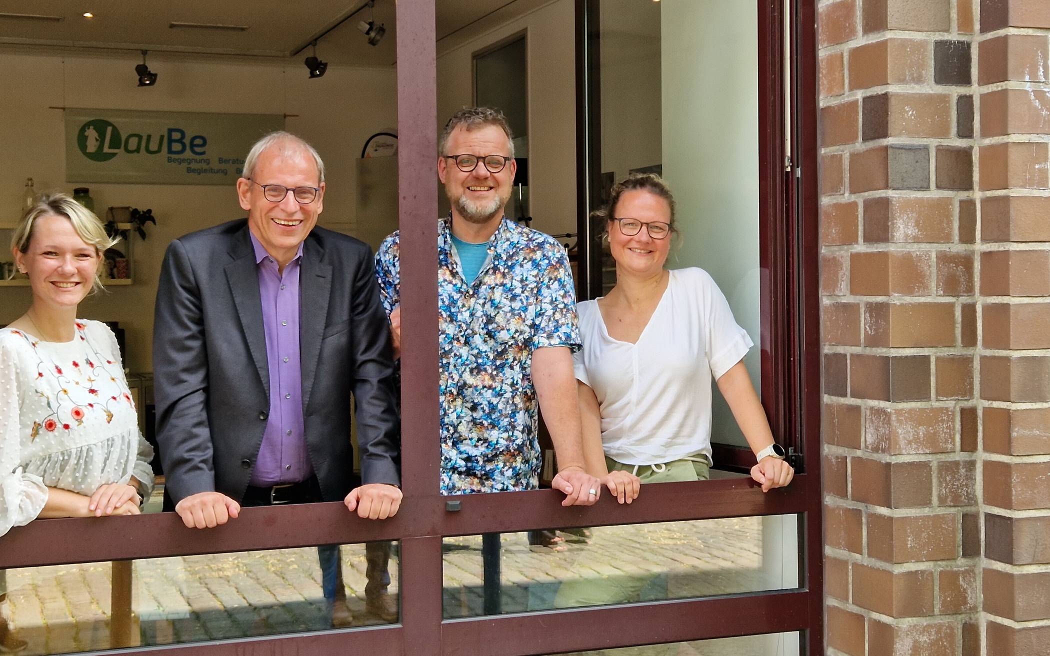 Von li.: Lena Schmitz (Familientrauerzentrum), Dr.