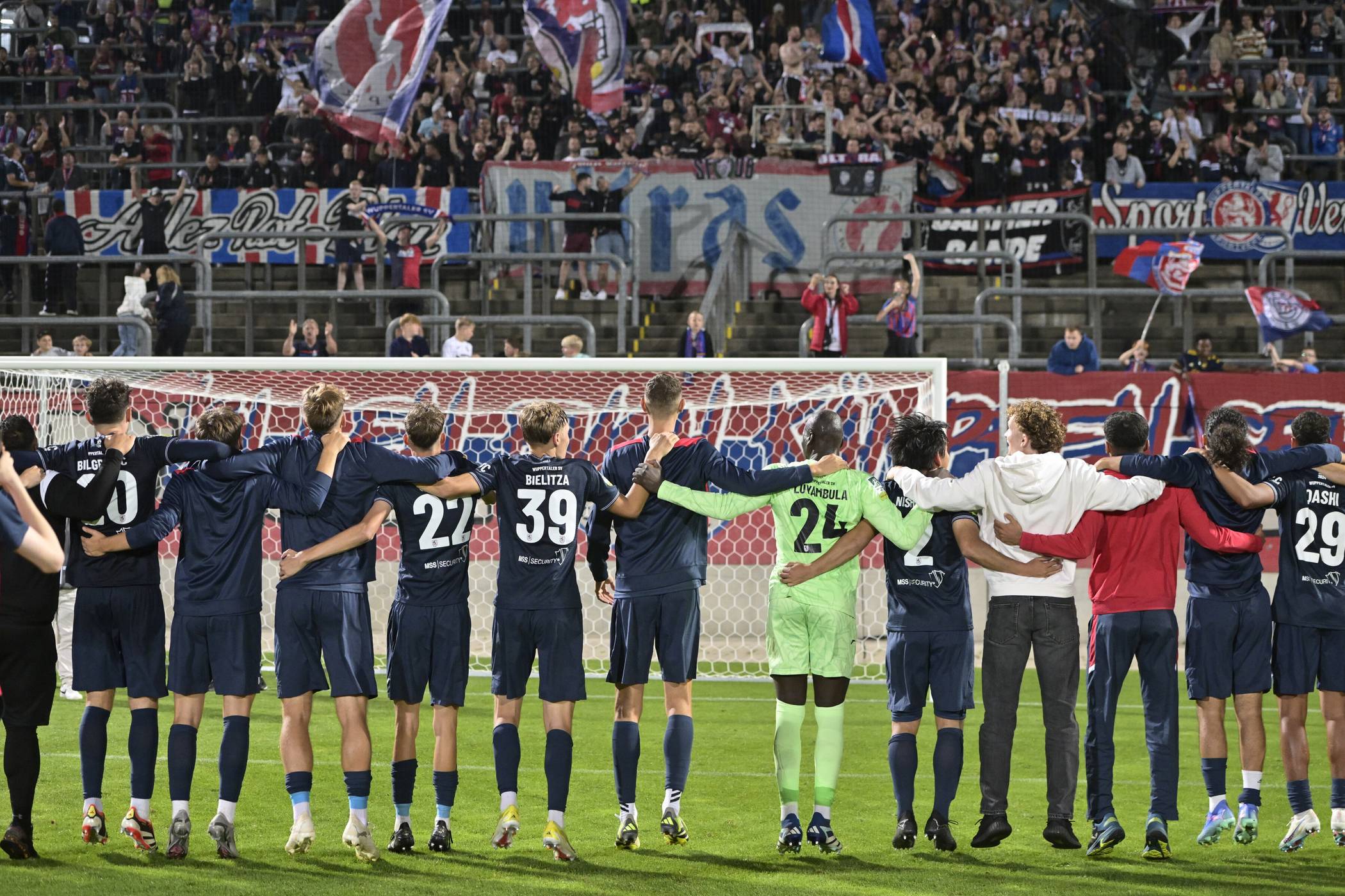  Der Jubel nach dem Sieg im Hinspiel. 